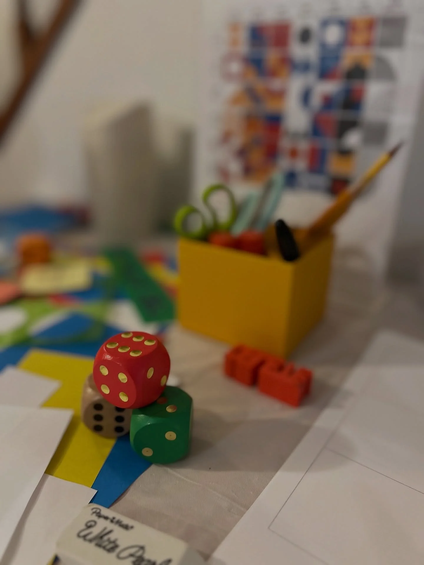 💥I opened the door to The Design Day Club last week. Amazed at children playing the Bauhaus game, doing post-modern collages, and drawing serif and sans serif initials on grid paper. See you again on 11/03!

#designforkids #dcdesignweek #graphicdesi