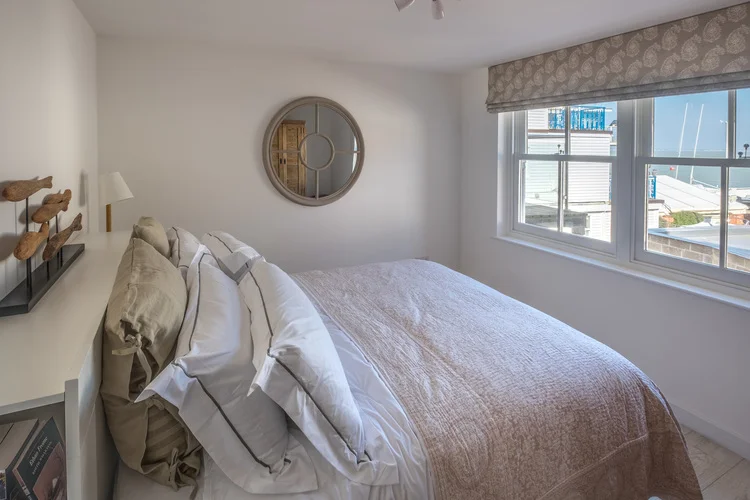 2 bed flat bedroom 2.jpg