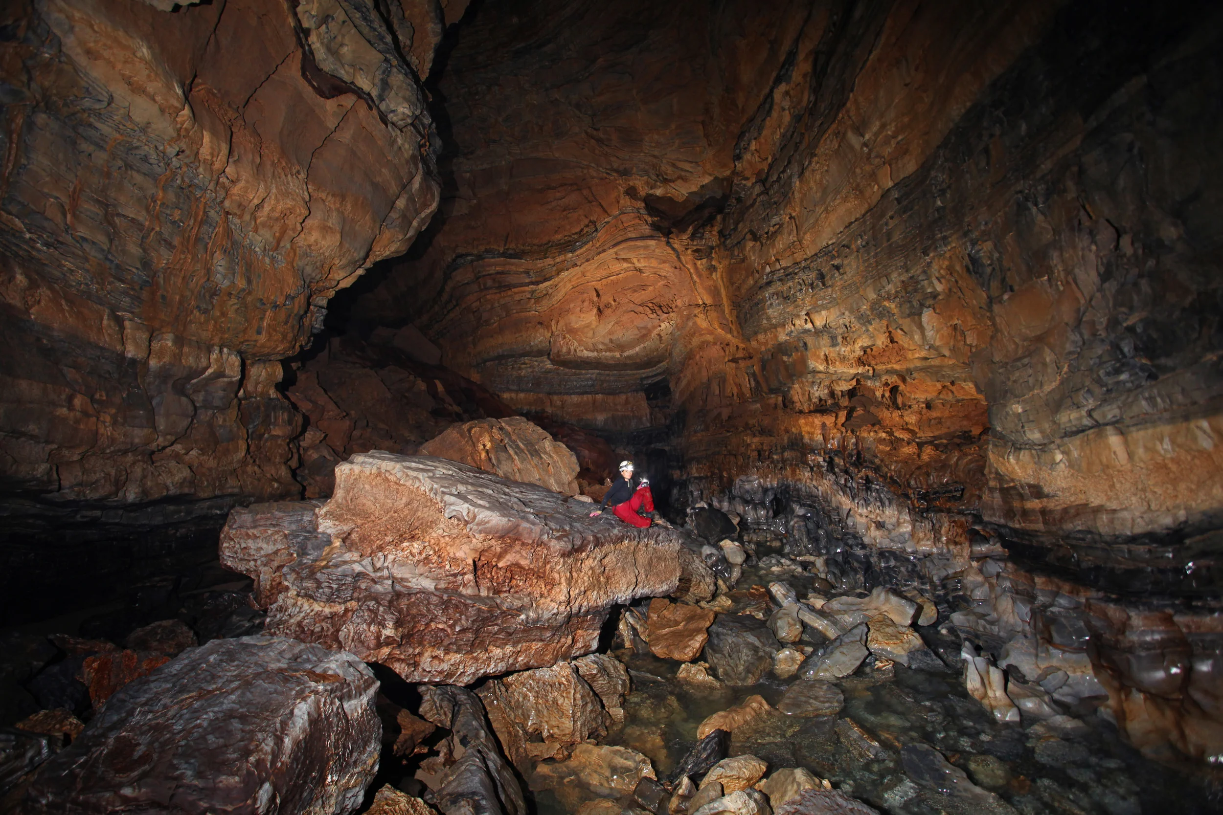 Steph enjoys "The Metro" section of the Upper Gorge on our final day in the cave.