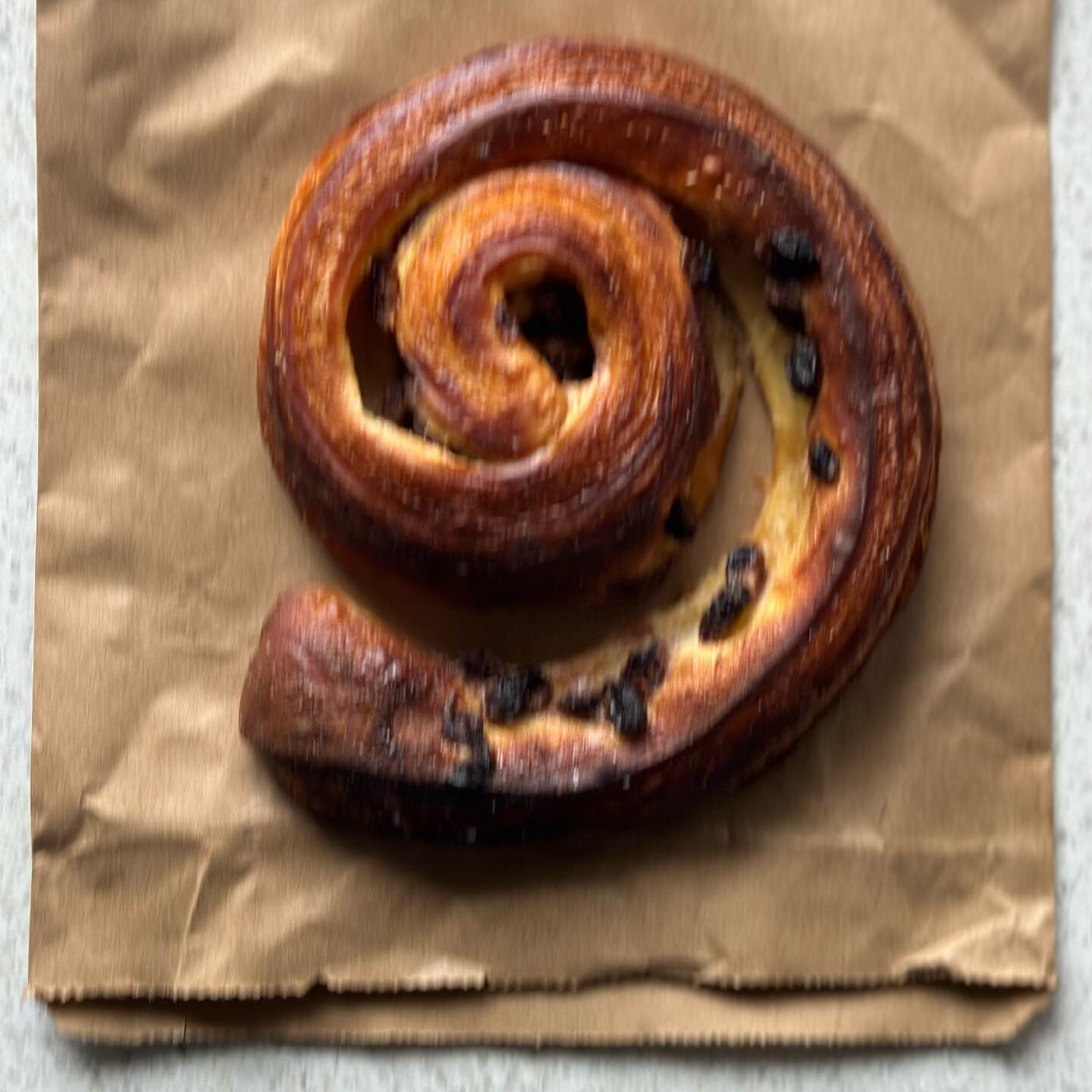 Who else sees a base clef? 🎶 

Nabbed the second to last @chocolatiermirams pain au raisin from @bellatinosfoodloversmarket late morning. Love the juxtaposition of a crunchy exterior with a soft, but too sweet centre in one bite!

#lovehavelocknorth