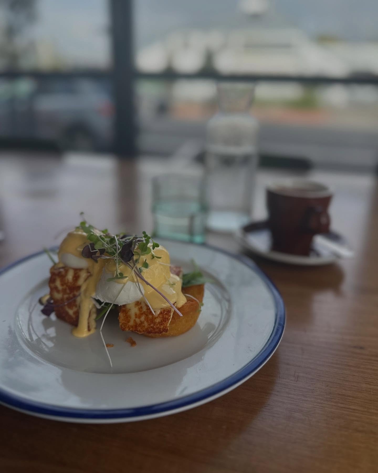 Weekend brunch: @rosinaeatery__ benedict&hellip; my favourite, poached eggs 🍳 on potato rosti 🥔 halloumi 🧀 spinach 🥬 &amp; perfect 👌 amount of hollandaise and a long black ☕️ 

Enjoyed eating in solitude this morning; a quiet half an hour to mys