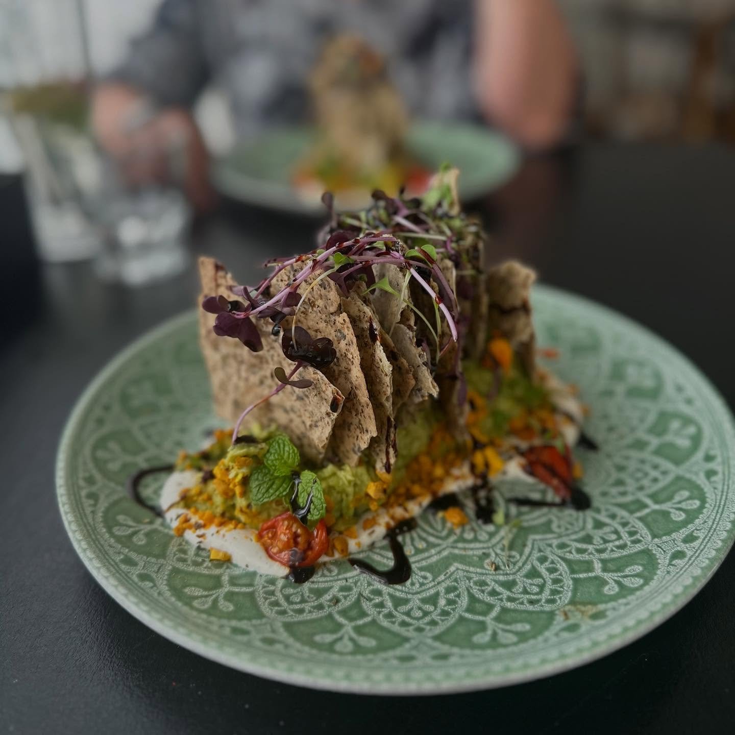 Smashed avocado 🥑 &amp; tomato 🍅 with spring onions 🧅 whipped feta 🧀 dukkah, cherry tomatoes 🍅 &amp; @omgoodnessbread lavosh cracker shards.

A little messy to eat but absolutely delicious 👌 thanks @birdwoodsnz 

#brunch #theweekend #lovehavelo