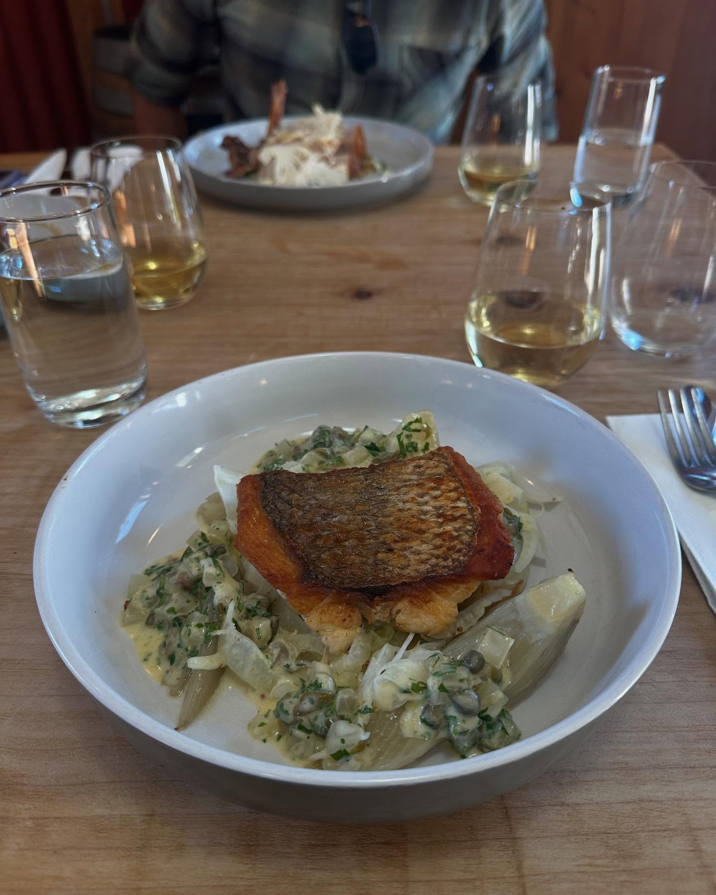 Out of town visitors provided the perfect excuse to check out the new menu @oakestatewines and for them to indulge in a wine flight with the fabulously informative John. As the nominated driver I still got to enjoy the wine match with lunch. 

Swipe 