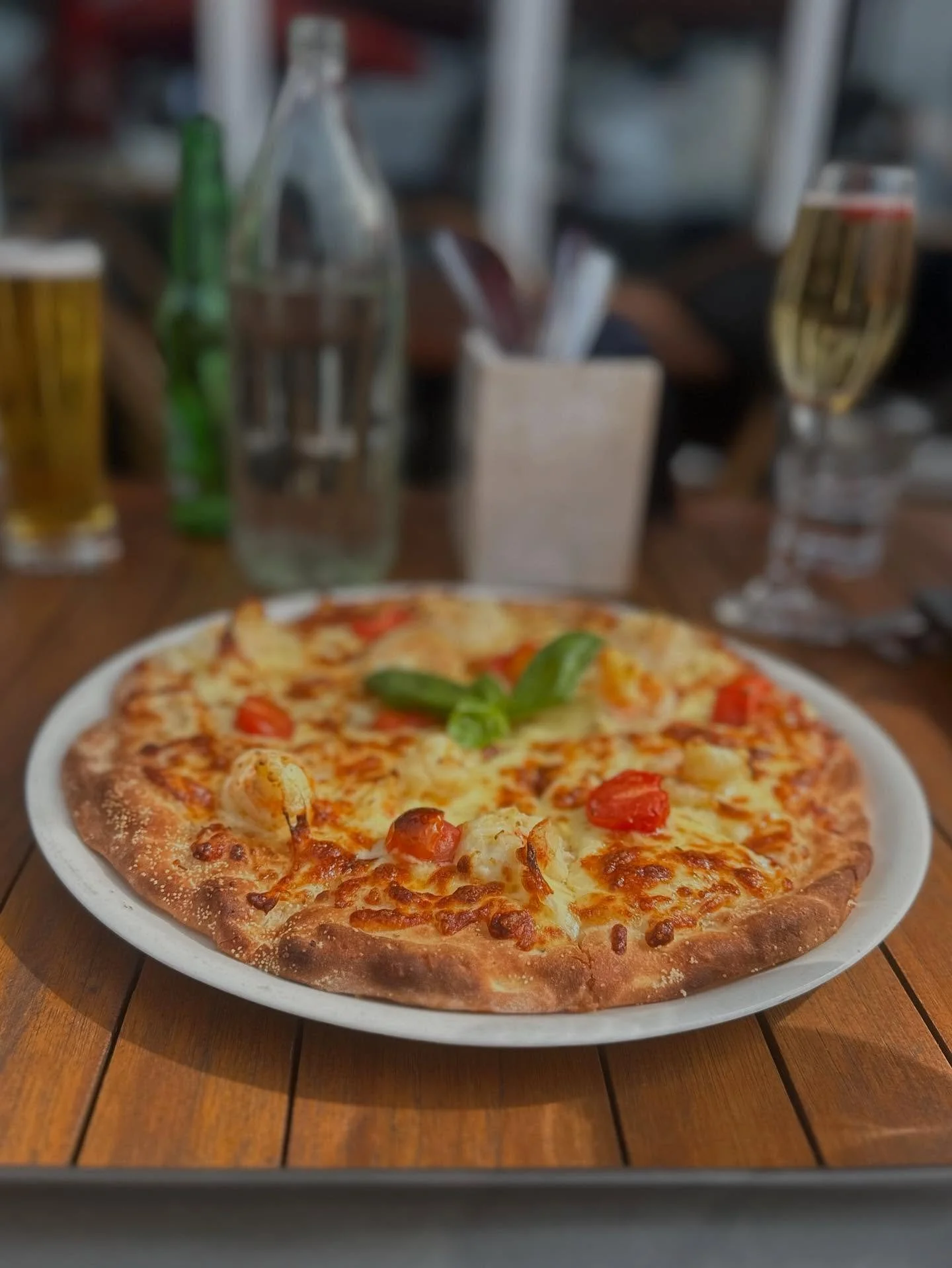 📌 Auckland 📌 A delicious shared lunch: crispy pizza base topped with garlic prawns 🍤 tomato 🍅 basil 🌿 and mozzarella 🧀 with my folks 👴🏻 👵🏻 @blackantlernz 

Dog 🐶 friendly eatery too 

#eatdrinkaotearoa #aucklandeats #brownsbay #foodwriter 