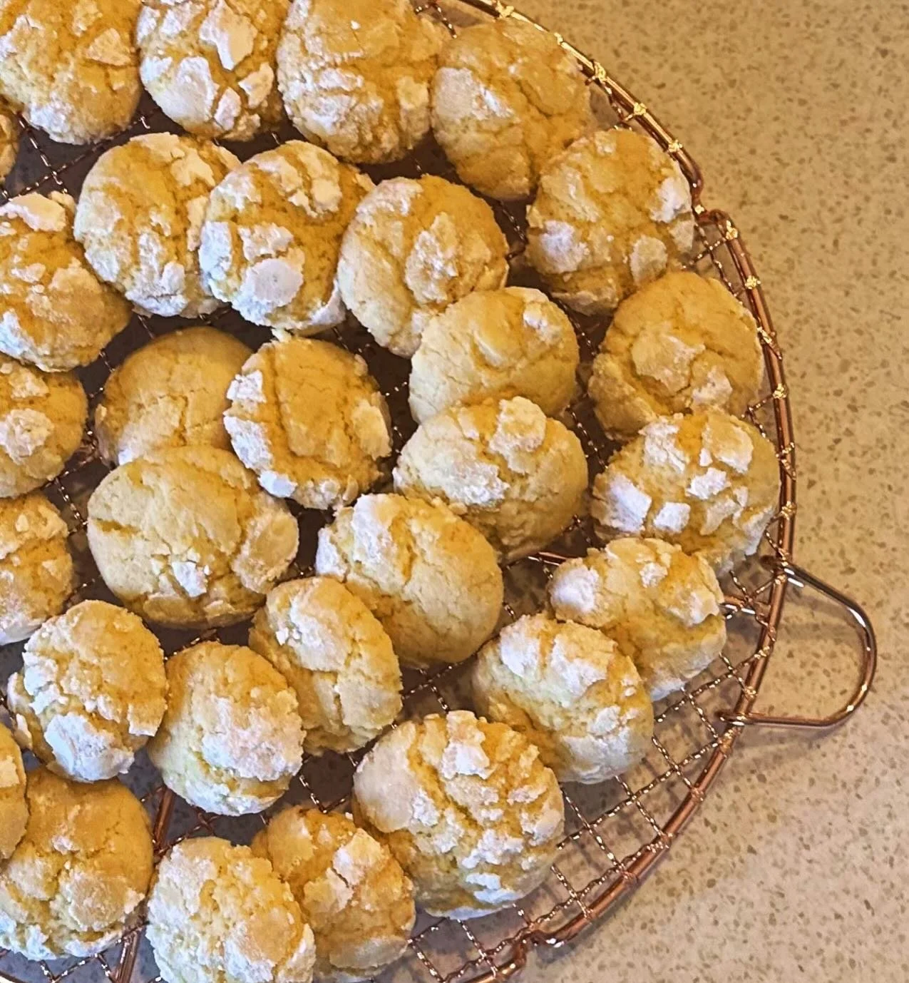Lemon 🍋 crinkle cookies 🍪 @sallysbakeblog recipe is online and makes more than 40 two-bite cookies 🍪 

Going to Grandparents Raising Grandchildren Hastings with @goodbitchesbake Napier-Hastings

#madewithlove #foodwriter #foodblogger #foodphotogra
