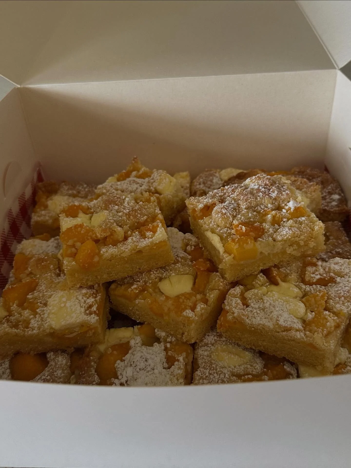 Sunday baking 🧑&zwj;🍳 Peach 🍑 &amp; vanilla crumble slice. 

Boxed and ready for collection by Hastings-Napier @goodbitchesbake and heading to Māori Women&rsquo;s Refuge. 

Recipe: @niciwickesfood post and @radionewzealand website. 

Key ingredien