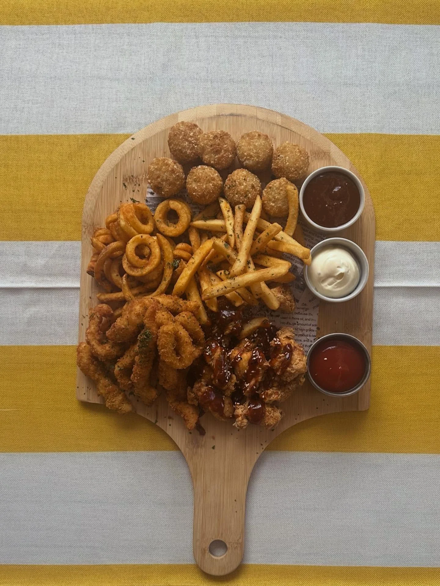 A shout out to @winifredsnapier 👏 

At a private event on Sunday the nibbles platters were the perfect foil for glasses of crisp &amp; dry bubbly 🥂 

You can&rsquo;t order the platter but the crunchy buttermilk chicken, crispy tender calamari &amp;
