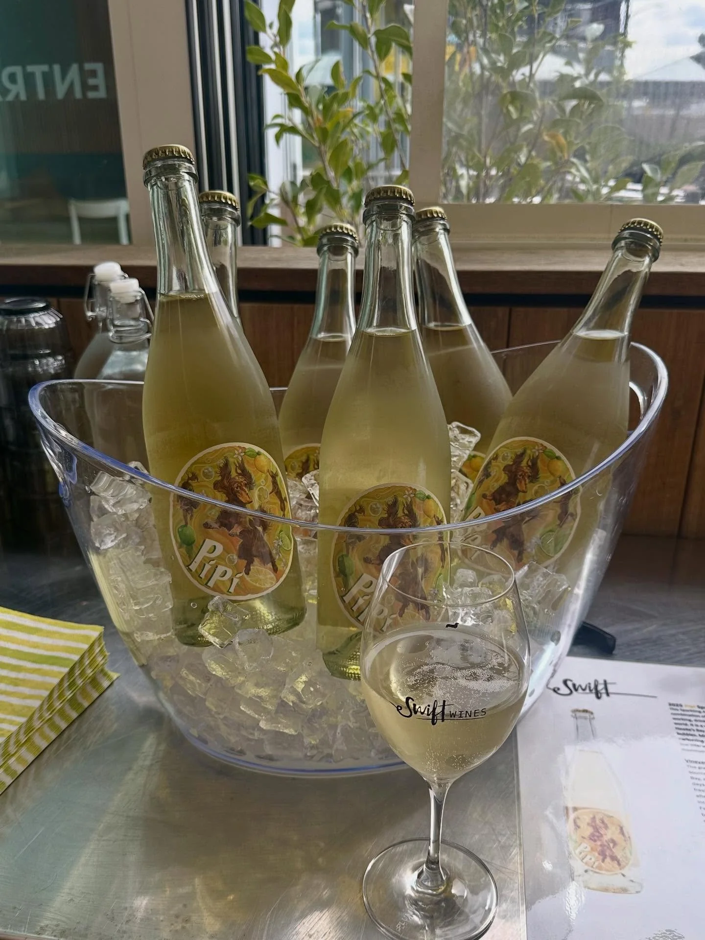 Cheeky, fizzy and always ready to mingle 🥂 

A fitting description for @swiftwines Pipi, New Zealand&rsquo;s first sparkling Albari&ntilde;o 🍾 🍾 🍾 which officially launches today, 1 October. 

If summer 🌺 is your favourite season -  it&rsquo;s d