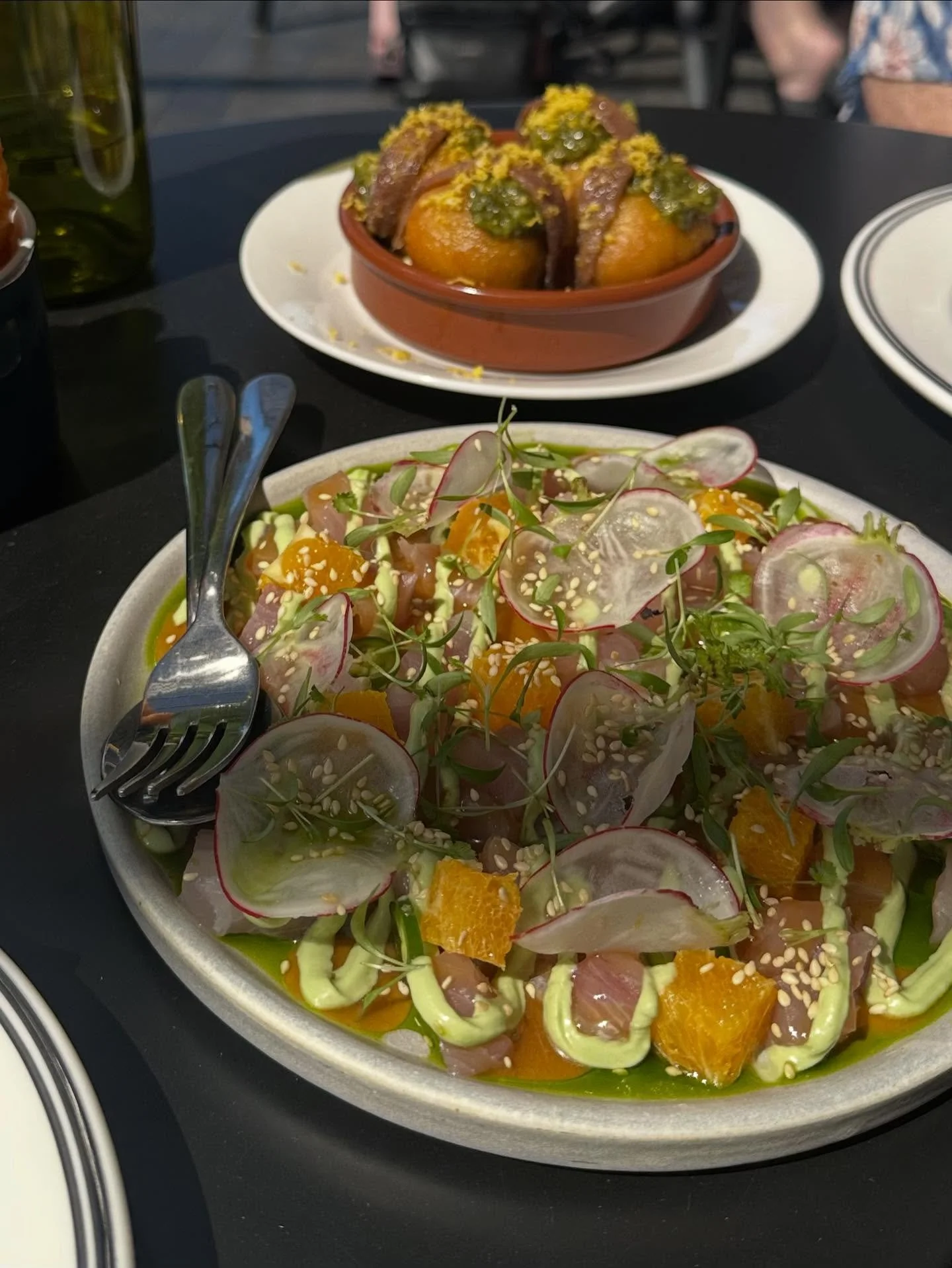 Tastes of summer 🌺 midweek alfresco rendezvous&hellip; sun-kissed in spring sunshine, with a glass of ros&eacute; 🍷 in hand. 

Raw Kingfish 🐠 Orange 🍊 Soy Sauce, Toasted Sesame, Avocado 🥑 Cream, Green Chilli 🌶️ &hellip;beautifully presented, de