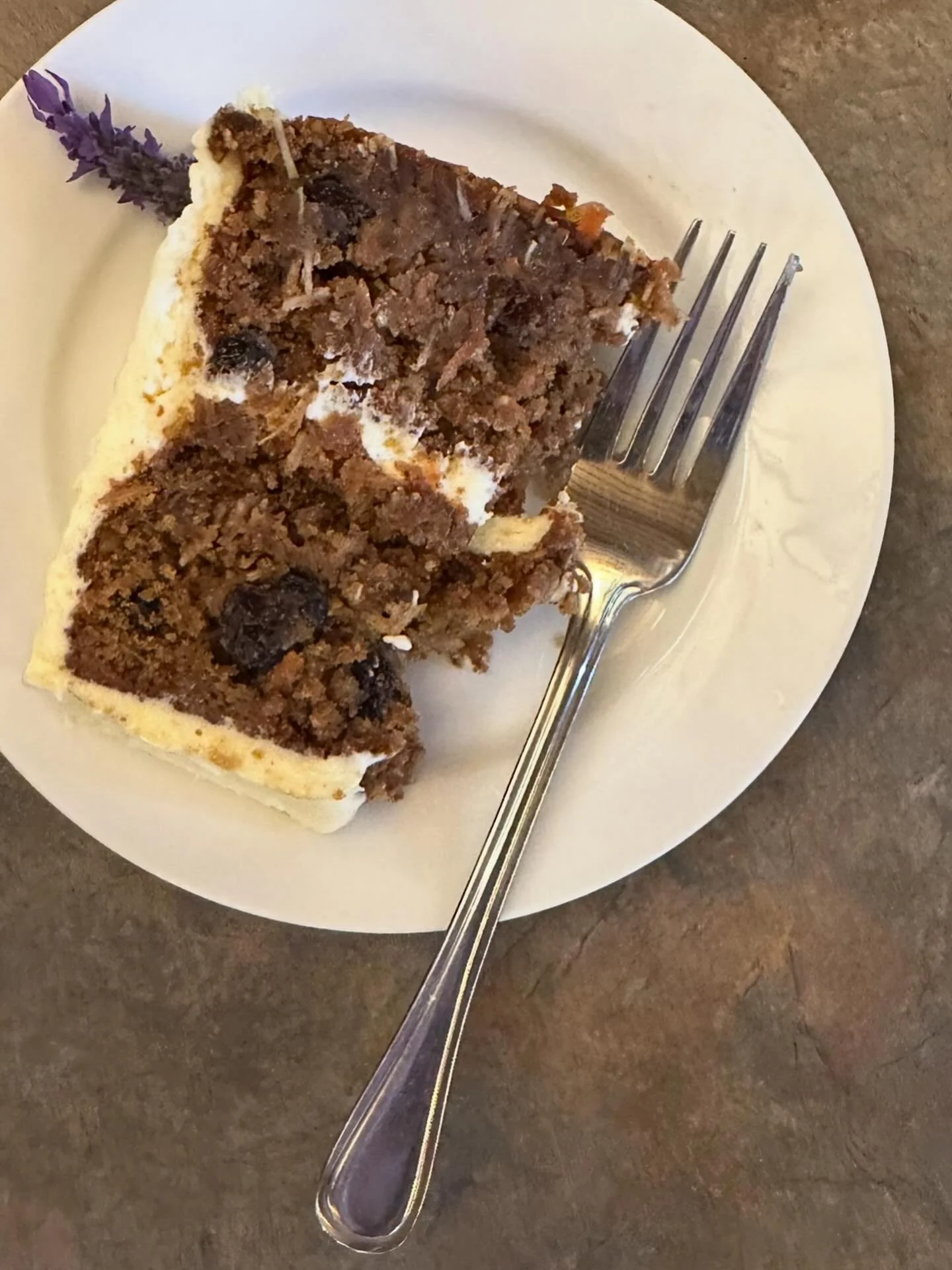 Celebrating @goodbitchesbake Hastings-Napier 8th birthday with the most divine carrot cake 🎂 a lovely moist cake 🍰 with delectable cream cheese frosting 🧁 

#madewithlove#goodbitchesbake #birhtdayparty #foodwriter #foodblogger #foodphotographer #t
