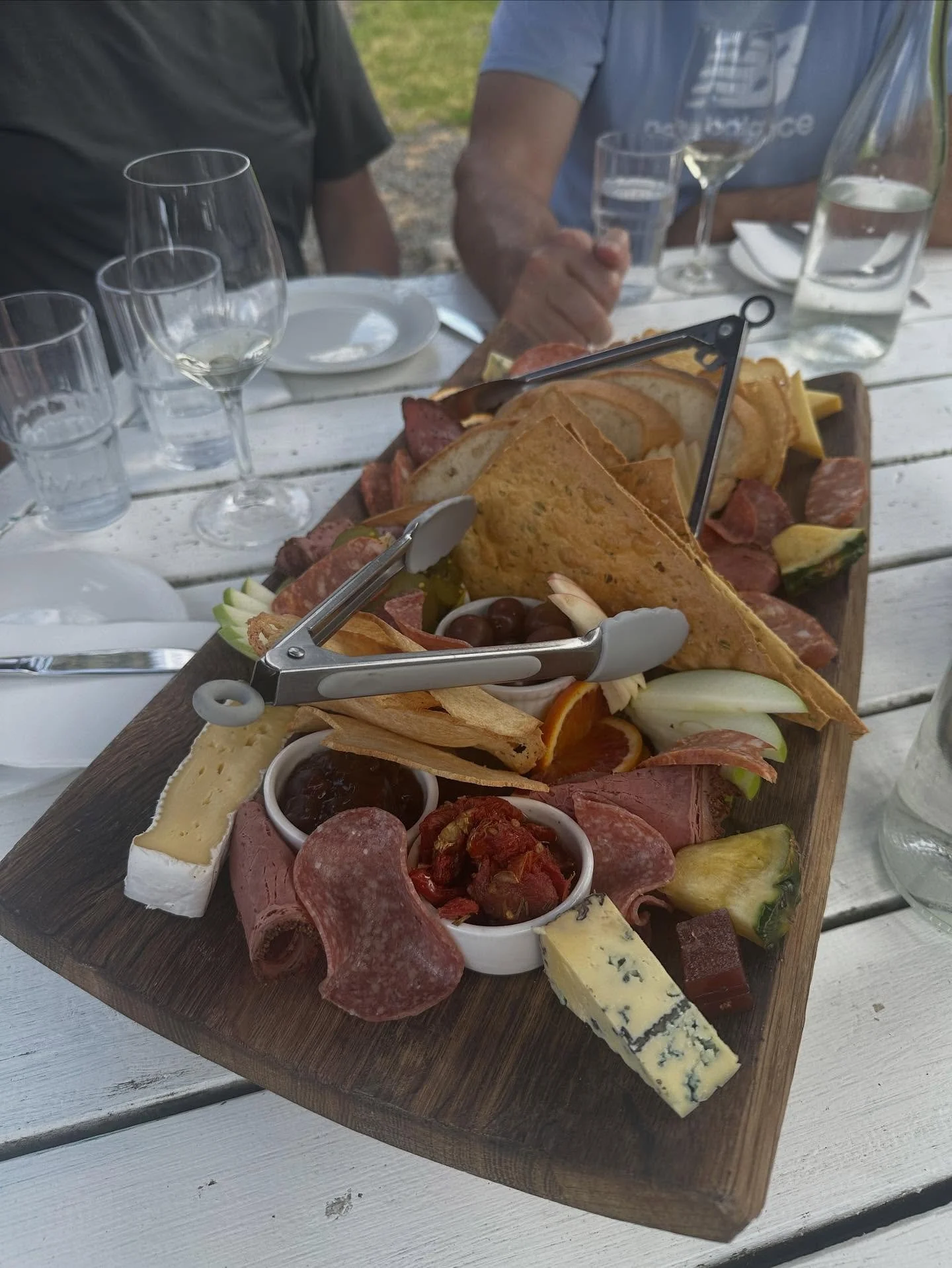 Last weekend&rsquo;s whenua platter @clearviewestate 

Cured meats | artisan cheeses 🧀 | olives 🫒 | fruit paste | fresh fruit 🍏 | dip | lavosh &amp; bread 🥖 

Still salivating over those grapes 🍇 marinated in port👌 

Fully booked for lunch, we 