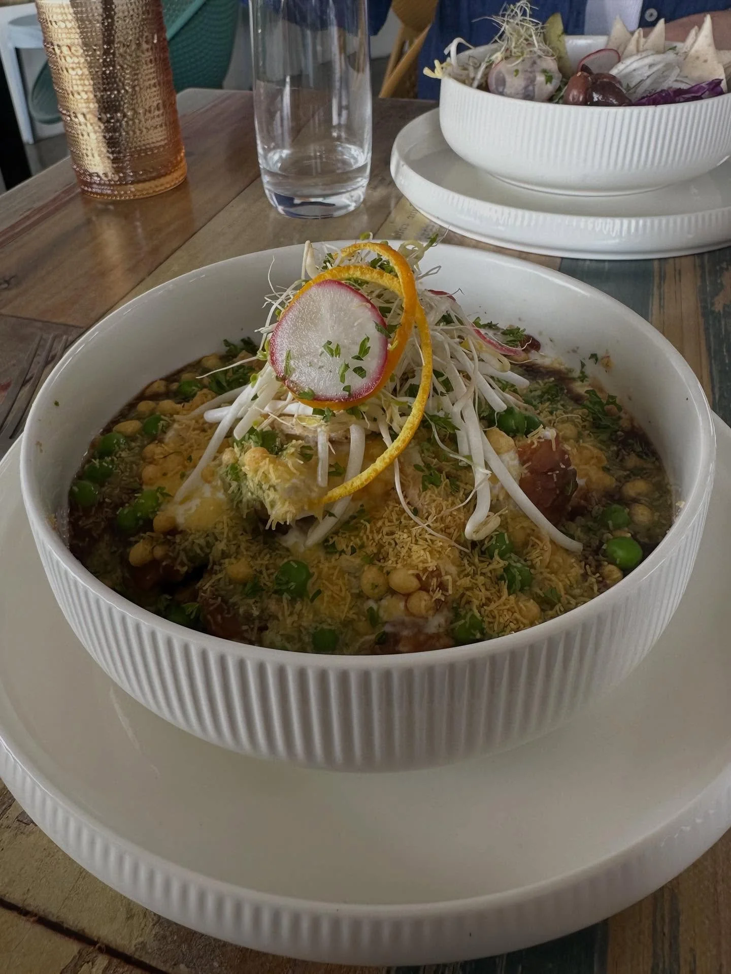 Midweek 🥗 date, we both chose dishes from &ldquo;To Start&rdquo; menu  @conversationscafeandcookhouse Perfect lunch-sized portions 🥙 

Samosa Chaat: India&rsquo;s Old Deli Style 

A beautifully balanced (and plated) bowl 🥗 the layered flavours wor