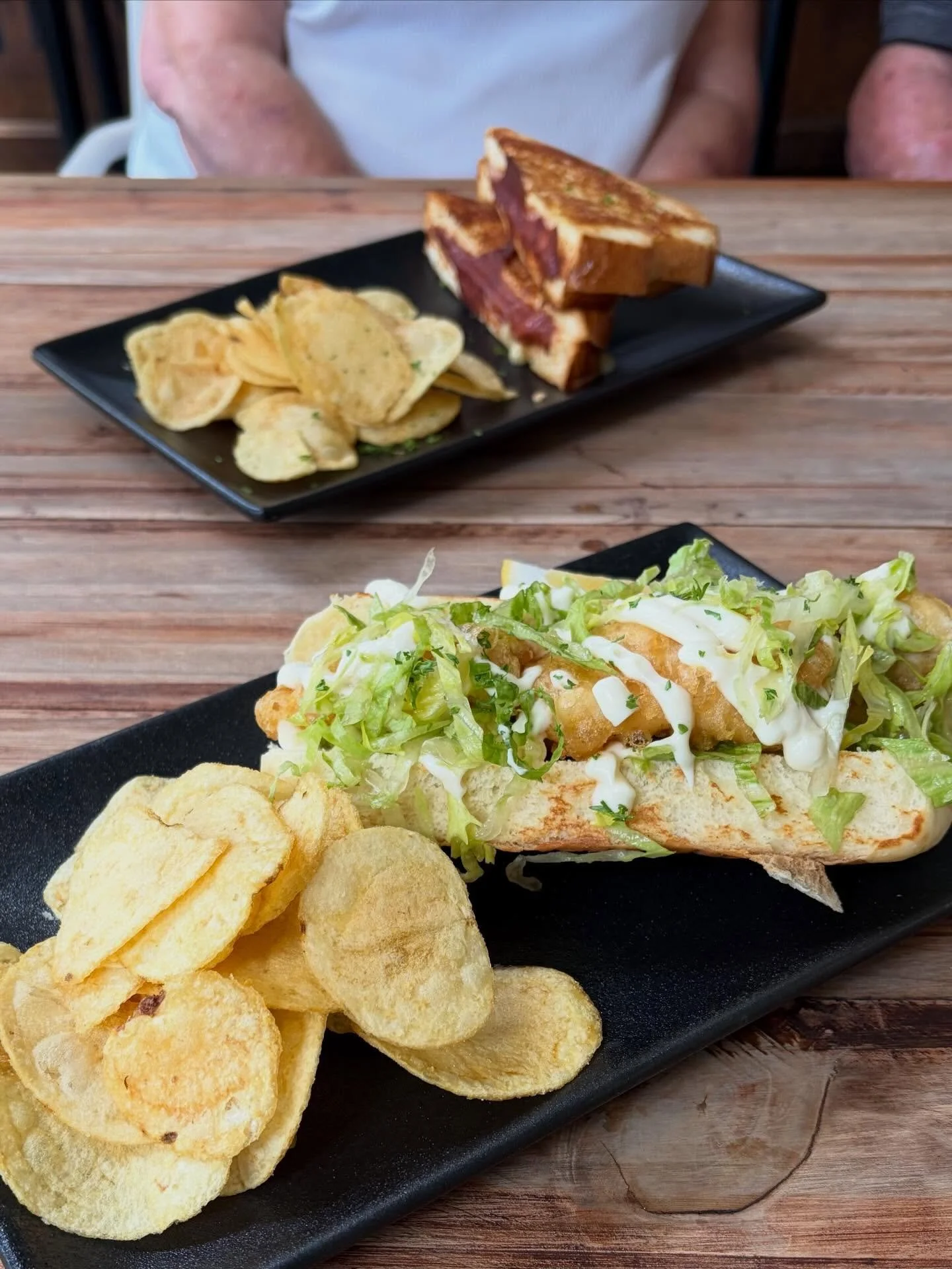 Nostalgic: sandwiches 🥪 with crisps always reminds me of 🇬🇧 pub lunches during my OE!

Ma: ham 🐷 &amp; cheese 🧀 toastie 🥪 
Me: fresh fish 🐟 sando 🥪 
Pops: coconut prawn salad 🥗 

Local wines in list 🍷 we indulged in a @albarinobrothers whil