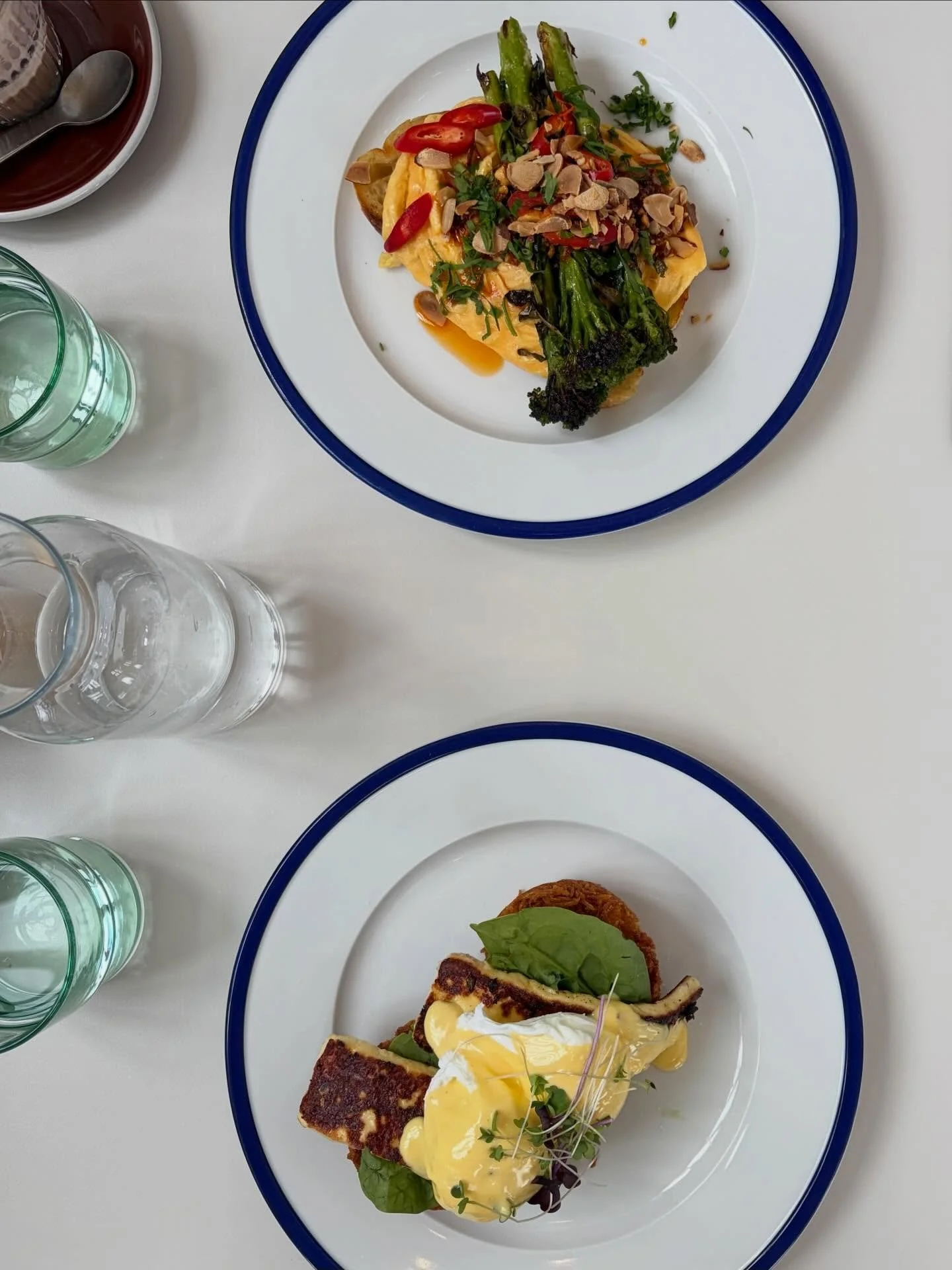 Early morning airport pickup so breakfast 🍳 &amp; coffee ☕️ at @rosinaeatery__ on our way home was much needed!

Spring menu:
Chilli 🌶️ scramble 🍳 🧄 🥦 🥖 
Halloumi 🧀 eggs Benedict 🍳🥔 
Coffee ☕️ ☕️ 

#rosina #hastingsnz #hawkesbaynz #eatdrinkh