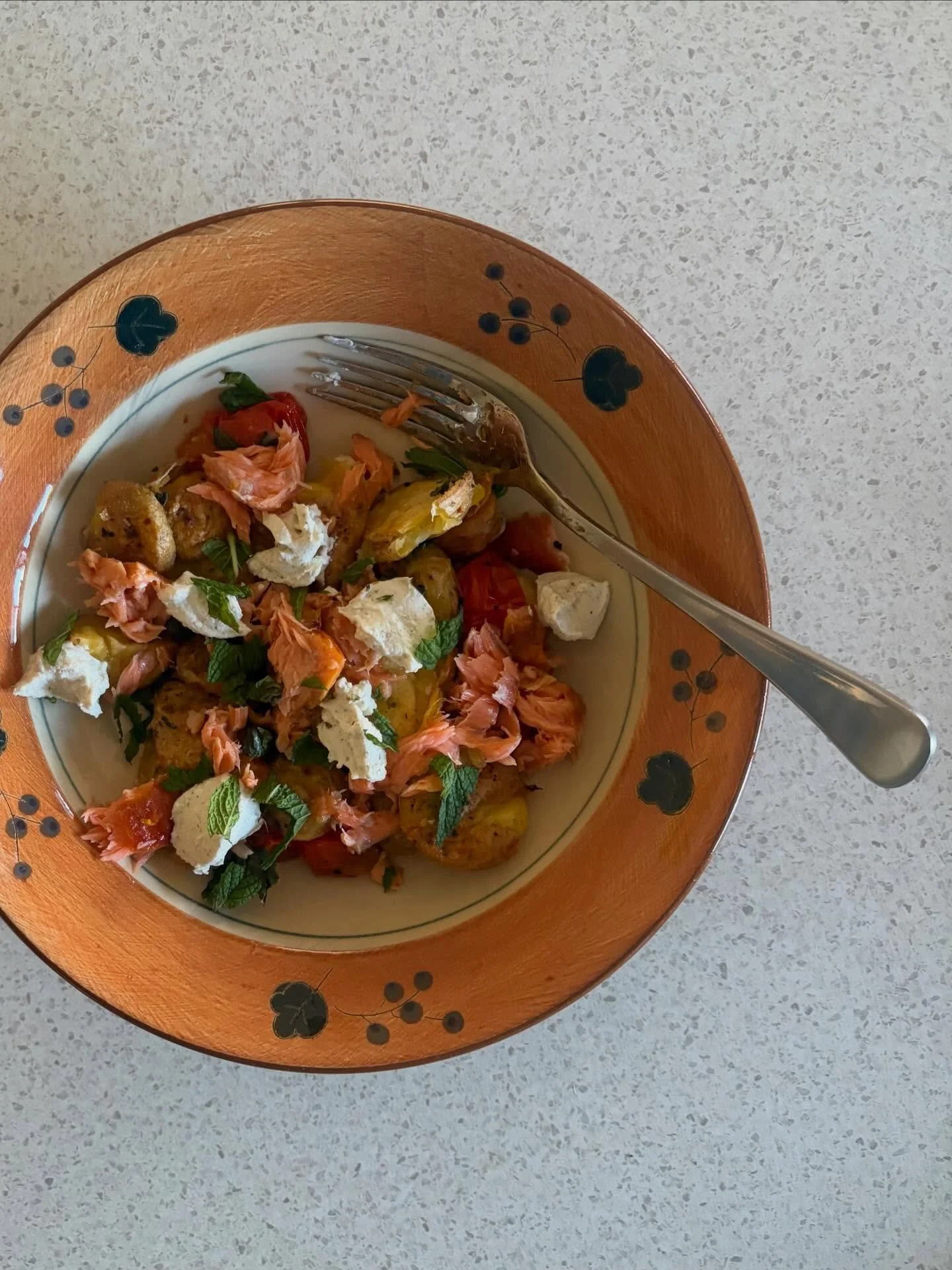 Boxing Day&hellip; leftovers for lunch👌 

Parmesan crushed roast potatoes 🥔 &amp; mint 🌿 from garden 🪏🪴 
@urban.smokery lemon &amp; fennel smoked salmon 🎣 
@clevedonbuffalo Herb &amp; Garlic Tartinade 😋 
&lsquo;Past their best&rsquo; roasted c