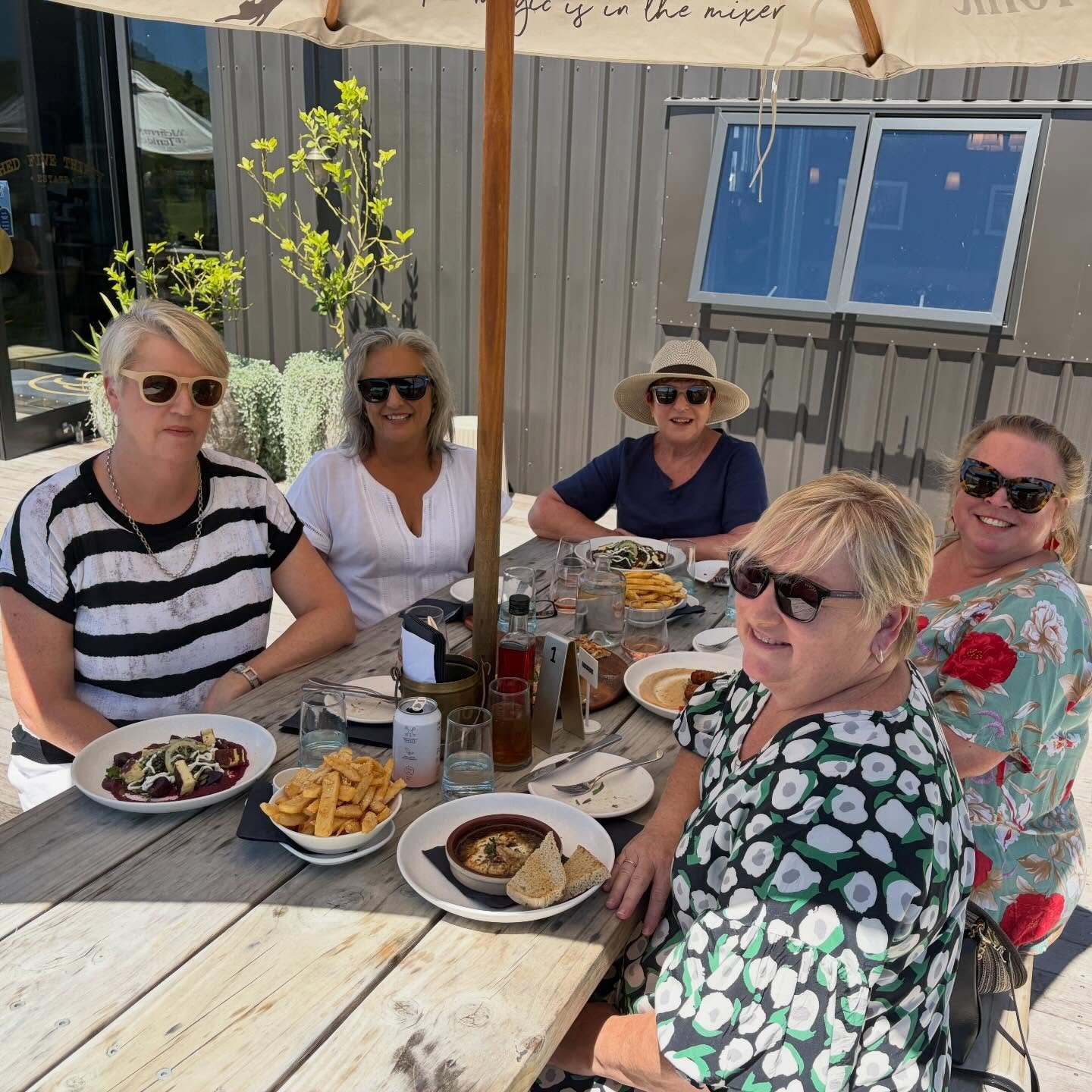 Waitangi Day 2026&hellip; lunch @shed530estate 🍷 with girlfriends 

Fabulous company, delicious plates 🥗 🍕 🧀 &amp; a bottle or two of @hunterswinesnz Ros&eacute; 🍷 in the glorious Hawke&rsquo;s Bay sunshine ☀️ 

#eatdrinkhawkesbay #eatdrinkaotea