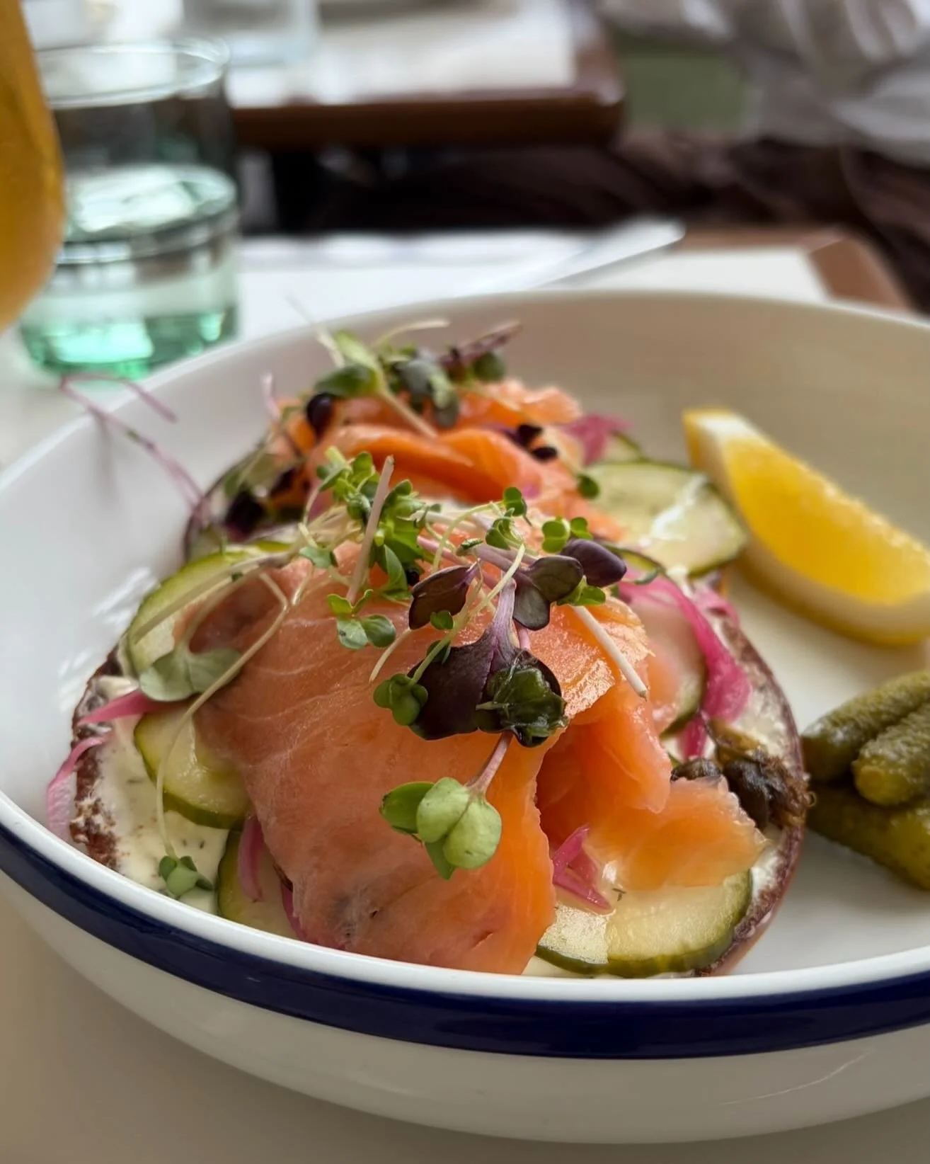 Weekend brunch&hellip; on Easter Monday @rosinaeatery__ 

Pops couldn&rsquo;t resist the salmon bagel 🥯 with horseradish cream cheese, dill 🌿 &amp; fried capers served with pickles 🥒 &amp; lemon 🍋 and a @bravebrewingco peoples pilsner 🍻 

Awesom