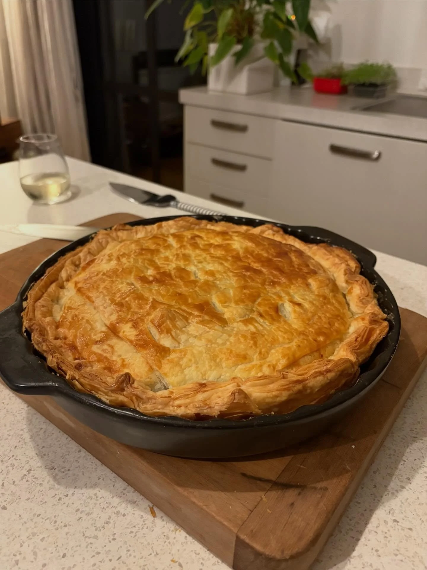 Throwback to dinner with family &amp; friends over Easter weekend. 

This chicken, leek &amp; mushroom pie 🥧 is perfect for a rainy &amp; windy autumnal evening - like tonight - thanks Cyclone Vaianu 🌀

Served with crispy roast potatoes, fresh stea