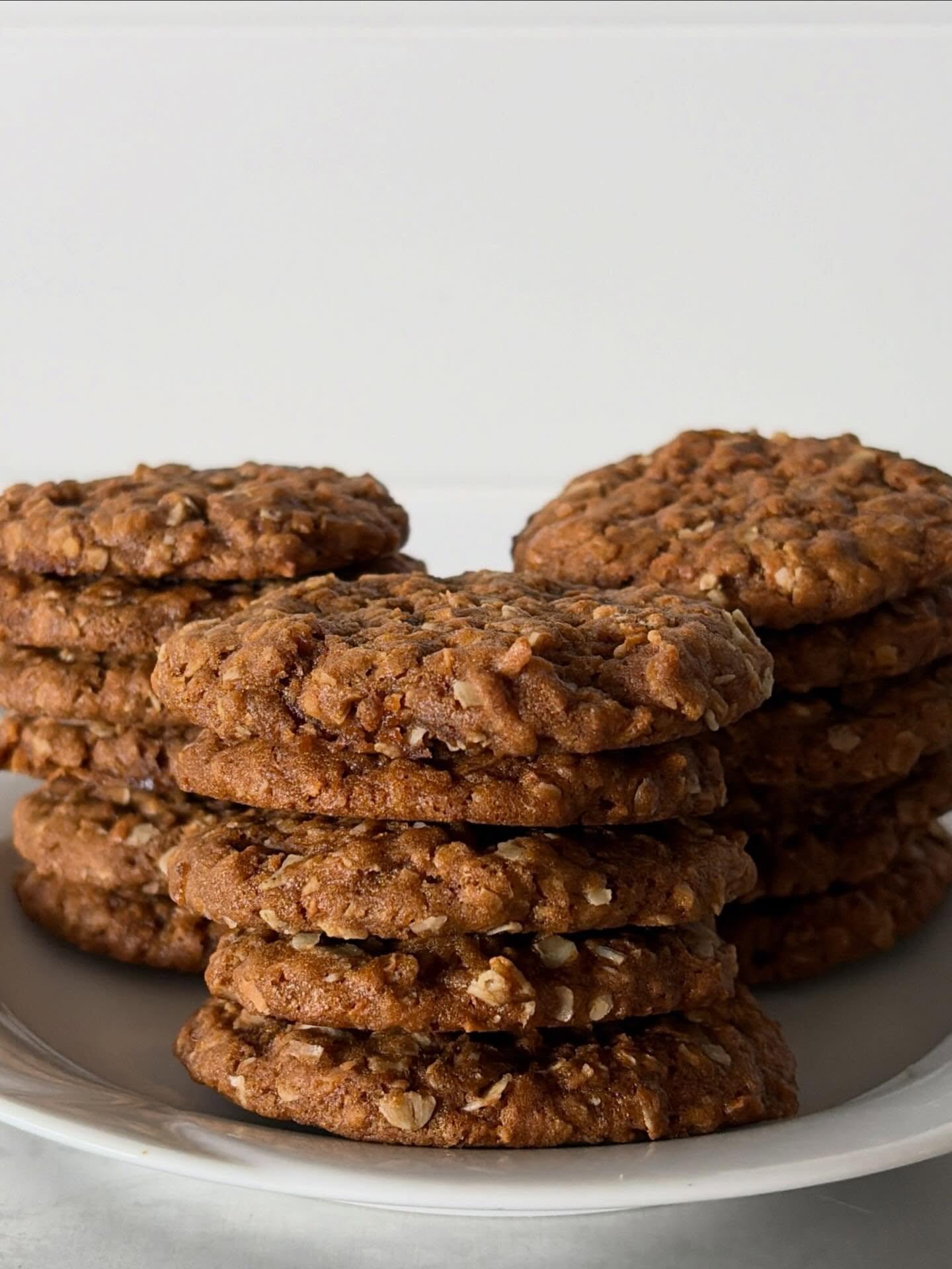 First batch of Anzac 🇳🇿🇦🇺 biscuits are chewy!

Simple pantry staples, quick to make and will last several weeks if stored in an airtight container&hellip; highly unlikely they will last the weekend 😜 

Recipe: @annabellangbein made 28 biscuits 
