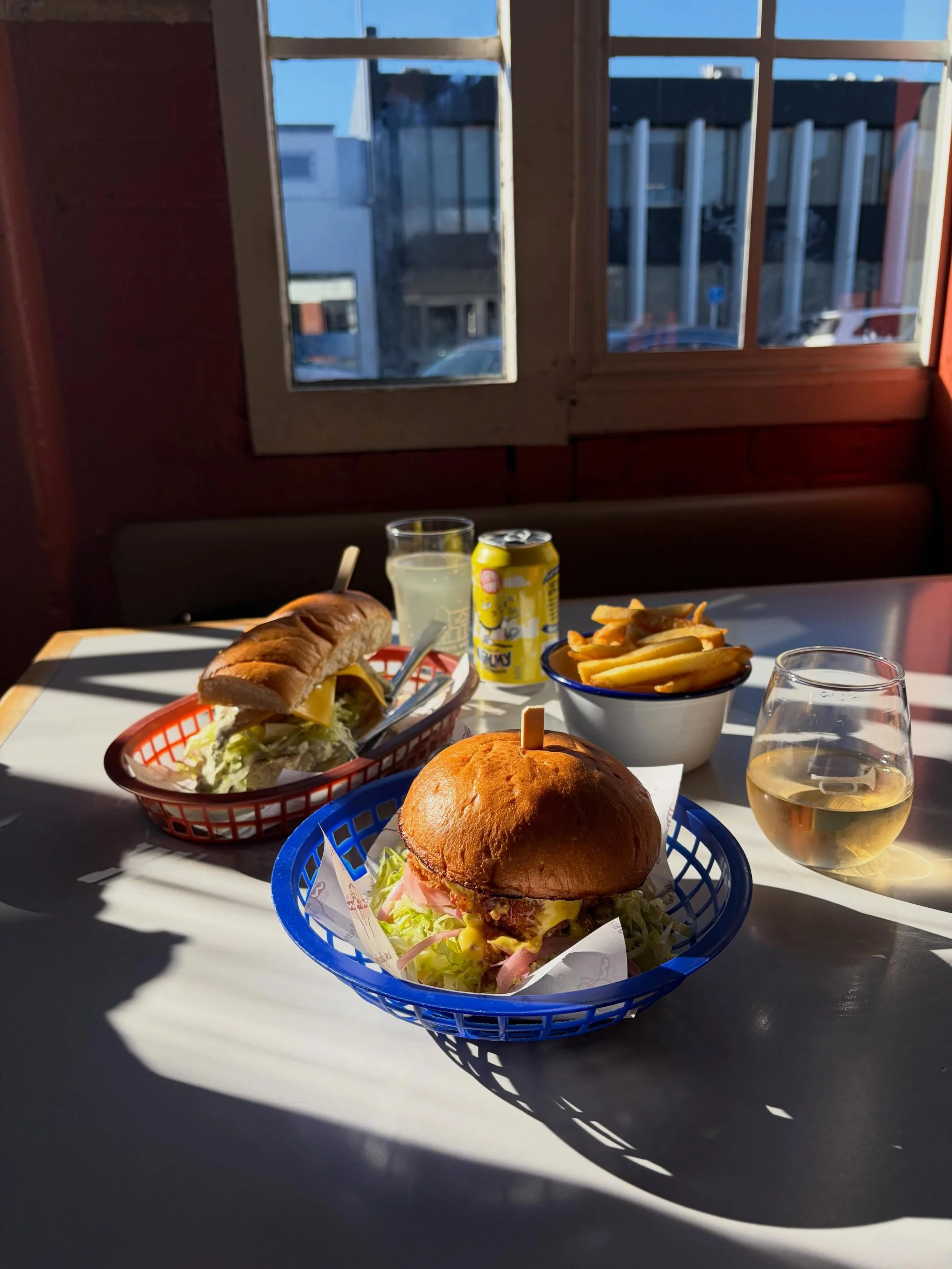 Nabbed a table bathed in sunshine ☀️ @bravebrewingco for lunch and a natter with @kim.d.lowe 

Kim chose Fish 🐟 Sando 🥪 crumbed fish, tartare, cheese &amp; pickled red onion on a long potato roll. 

I devoured a Hot Honey Halloumi Burger 🍔 marinat