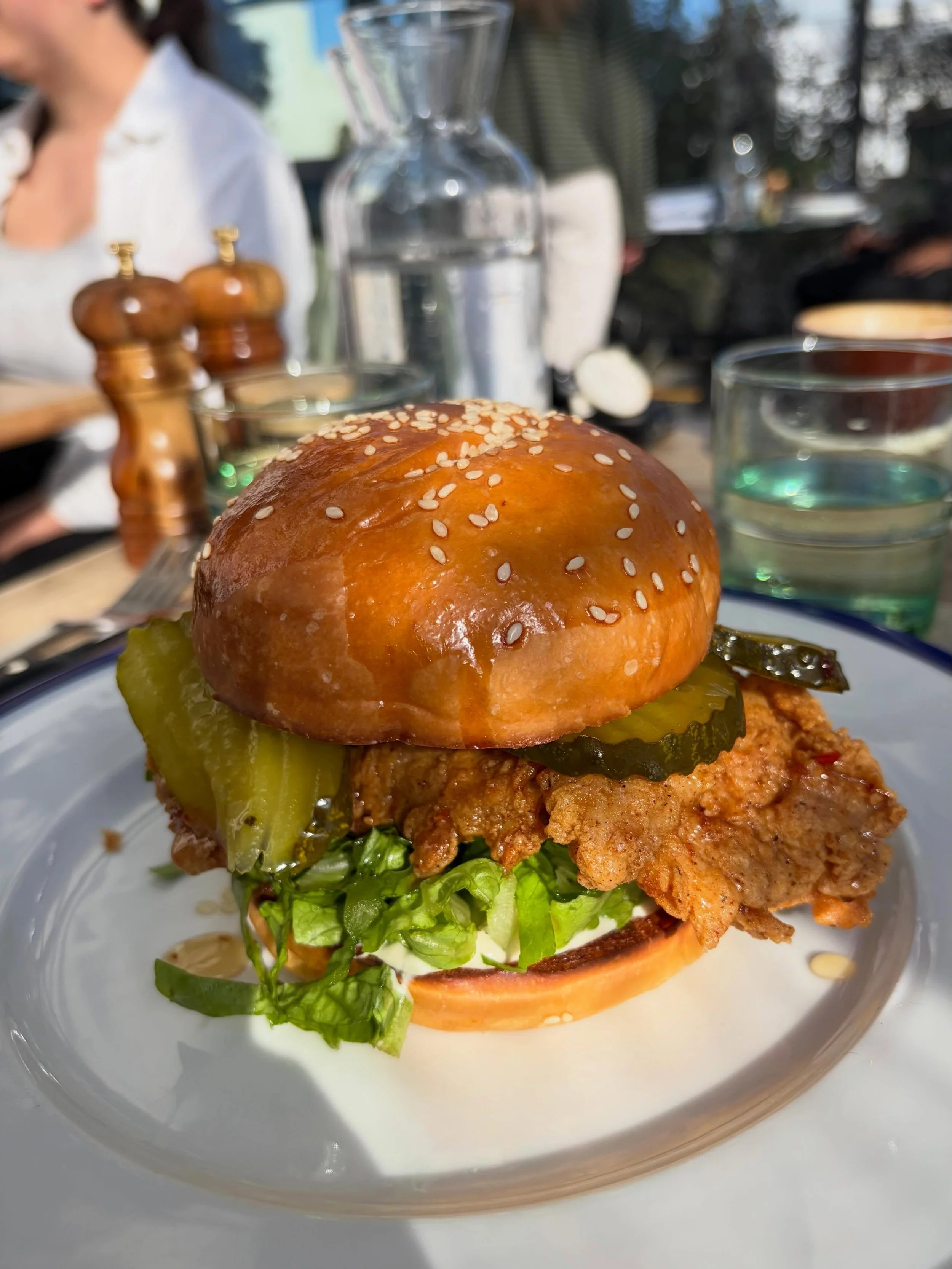 Decided this crispy chicken burger deserved a spot on the grid&hellip;

Definitely an eggs 🍳 benny brunch girl - @rosinaeatery__ do an awesome benny on potato 🥔 rosti by the way - but today, chose crispy chicken (moist &amp; tender thighs) 🍗 burge