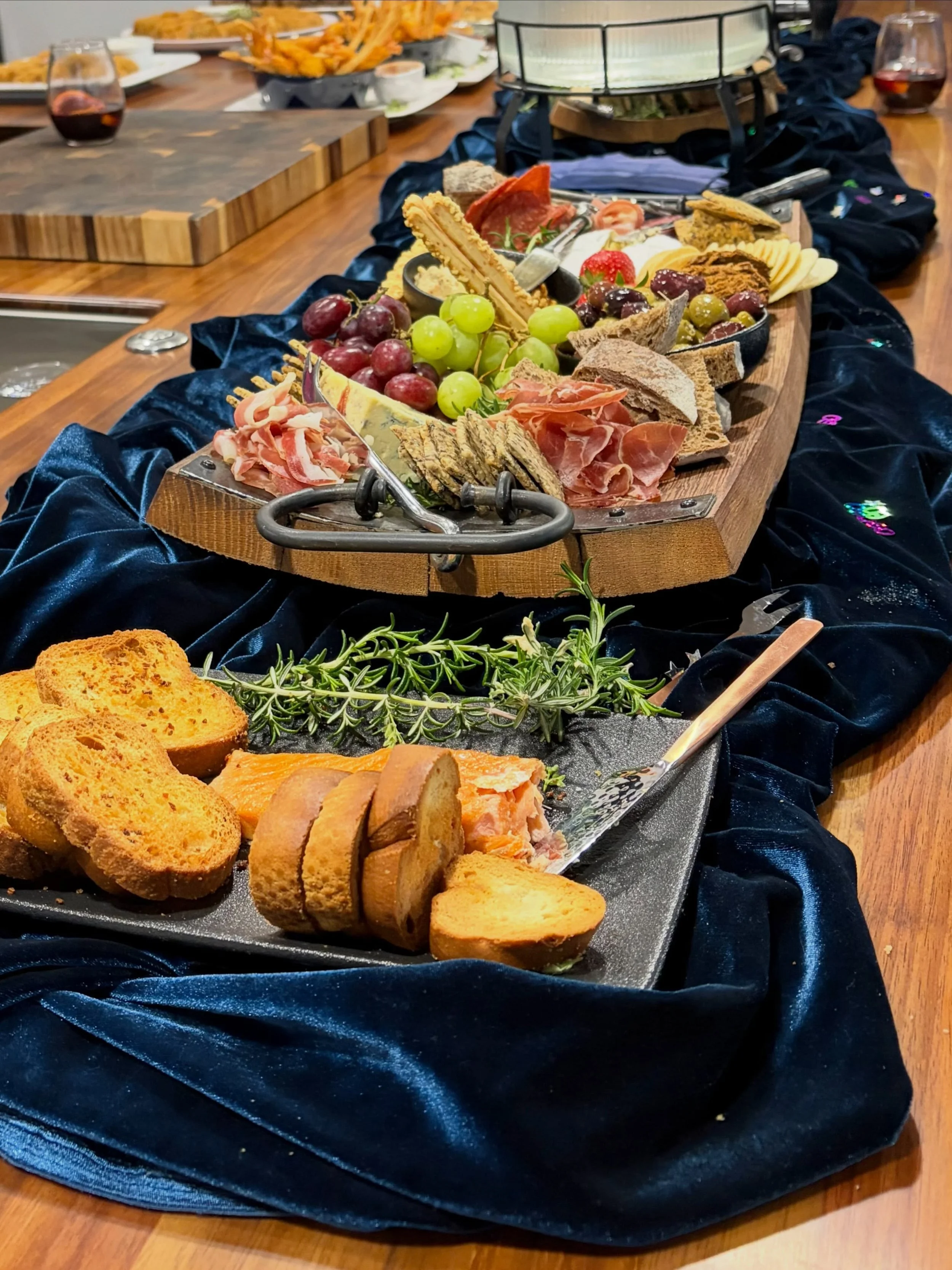 🌟Party Platters 💫 

Beautifully curated by Becky, the artfully arranged platters - nestled on wood from old wine barrels - were paired with bubbles 🥂 mulled wine 🍷 &amp; mojitos 🍹 on arrival. 

Absolutely perfect way 💯 to kick off Kim&rsquo;s b