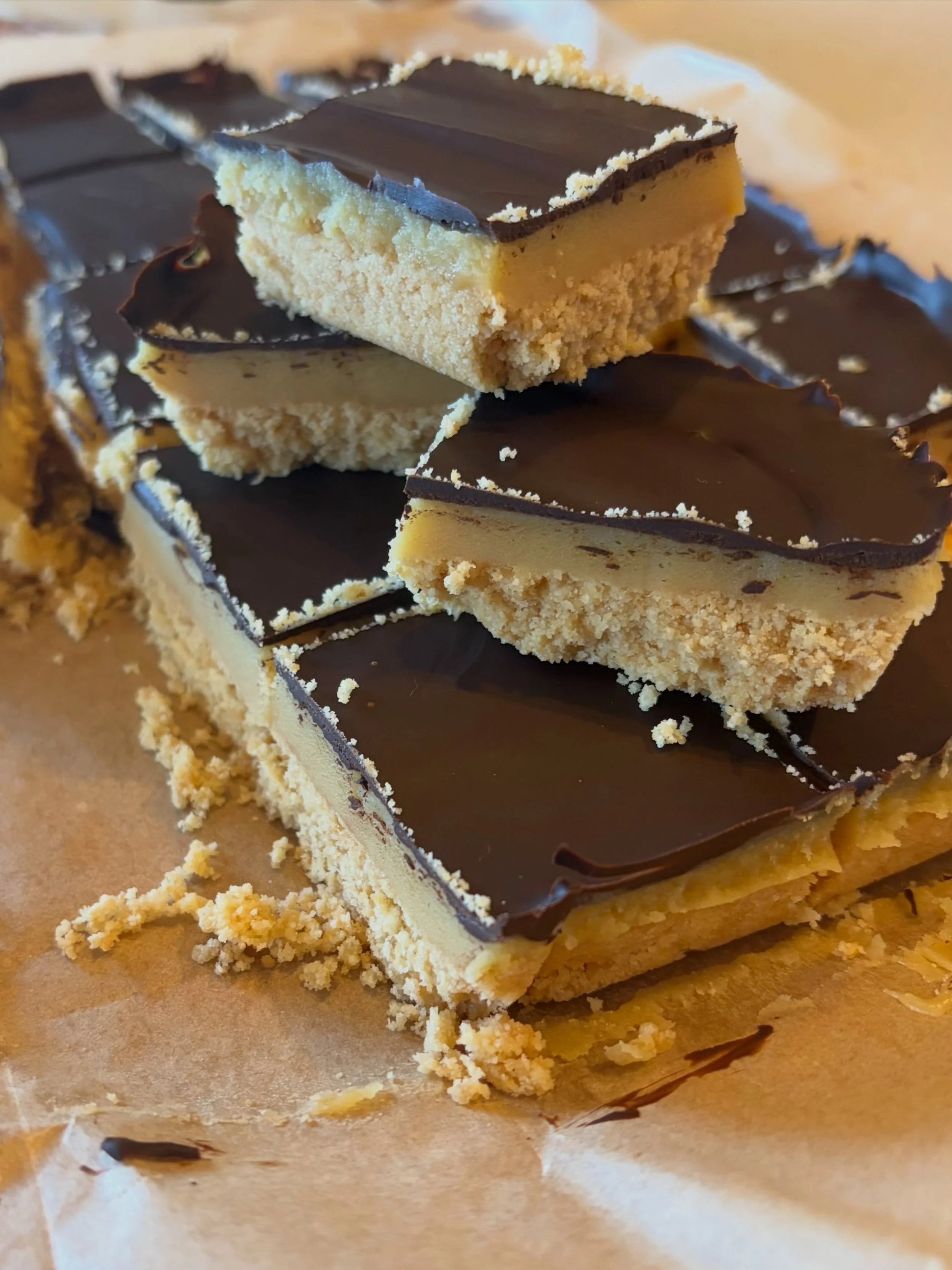 Base is a little bit crumbly, and I was rushing to get it sliced and in the box 📦 but tastes like chocolate 🍫 caramel slice should 💥 Heading to Women&rsquo;s Refuge with @goodbitchesbake Napier-Hastings. 

Recipe: @justamumnz &lsquo;no bake carame