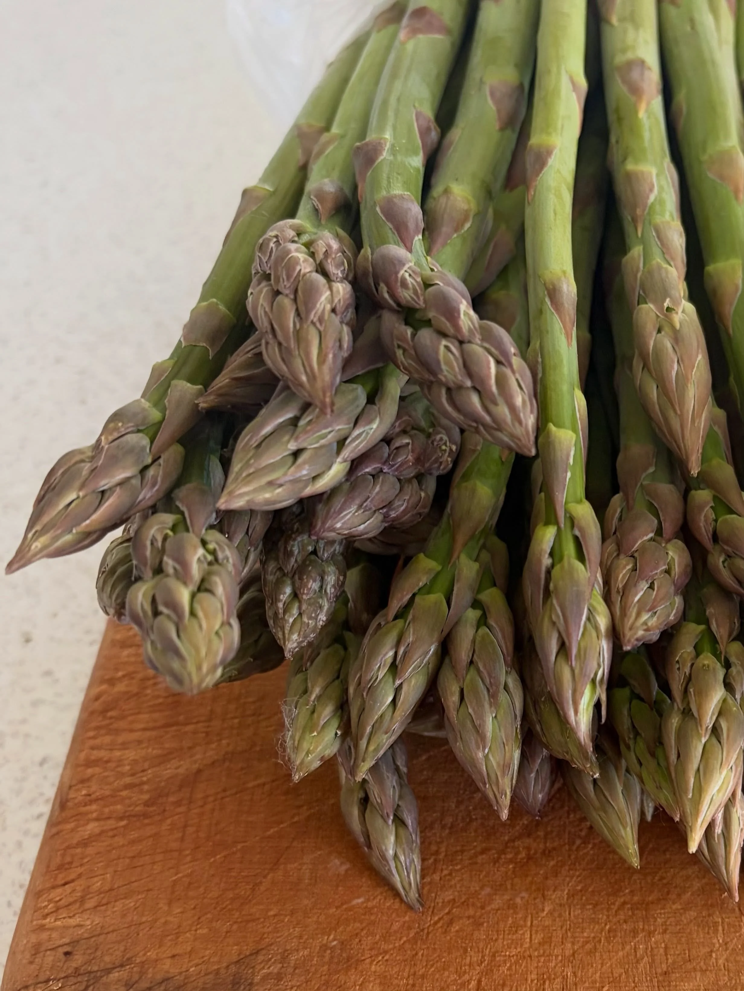 💥 Better work stories 💥 

When the @hahawine Hawke&rsquo;s Bay Chardonnay grape 🍇 grower also grows asparagus&hellip; thanks Andy. I&rsquo;m sharing this 1kg bundle with friends&hellip; keep your eyes peeled for what we make!

#eatdrinkhawkesbay #