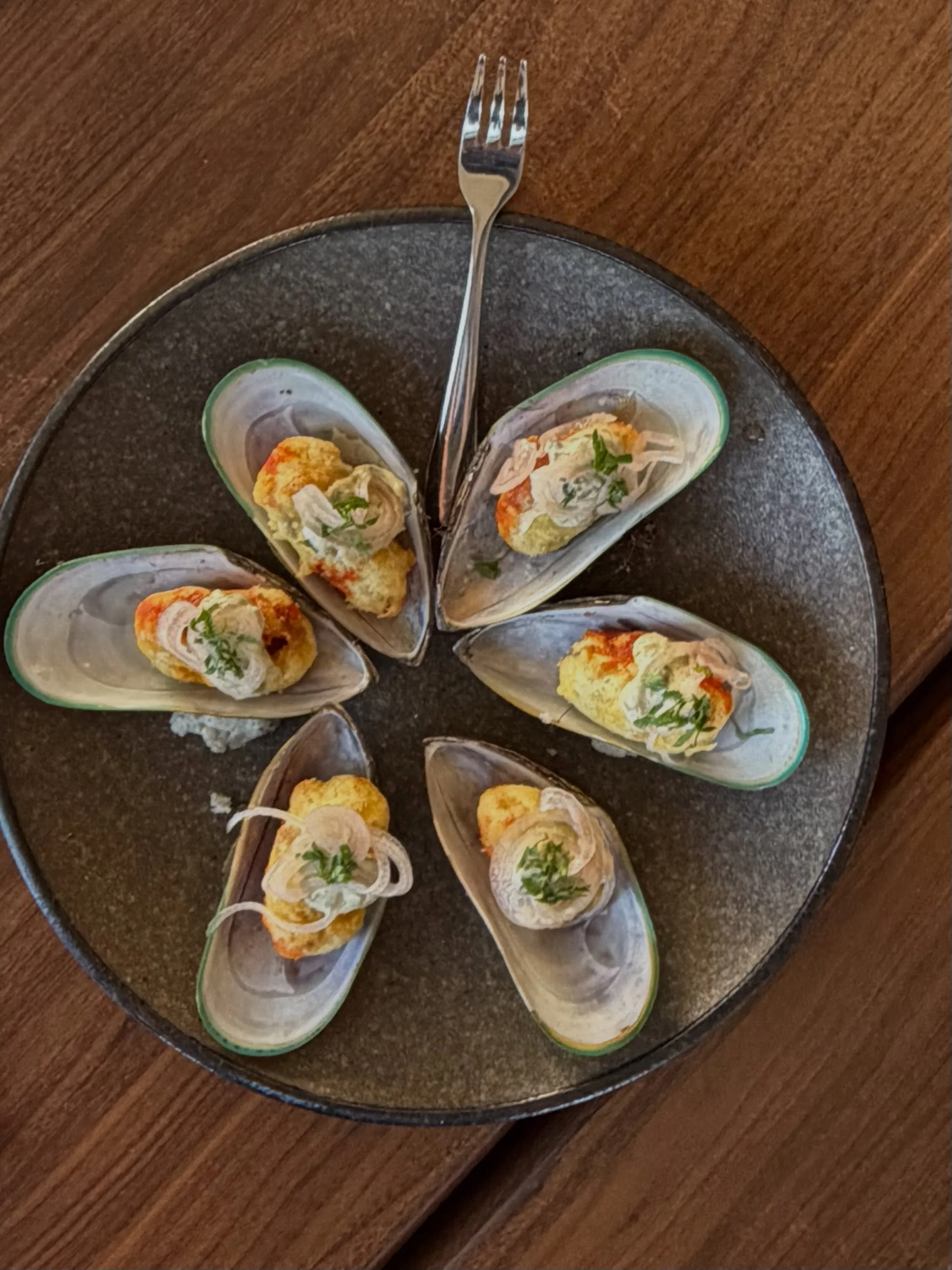 Last night we enjoyed a cheeky bevie 🥂 🍻 &amp; shared a selection of snacks &amp; starters from @restaurant.ari new menu&hellip;

💥 FAVOURITE SNACK 💥 

Chickpea battered nduja stuffed mussels, caper mayonnaise, pickled shallot👌 

Available as a 