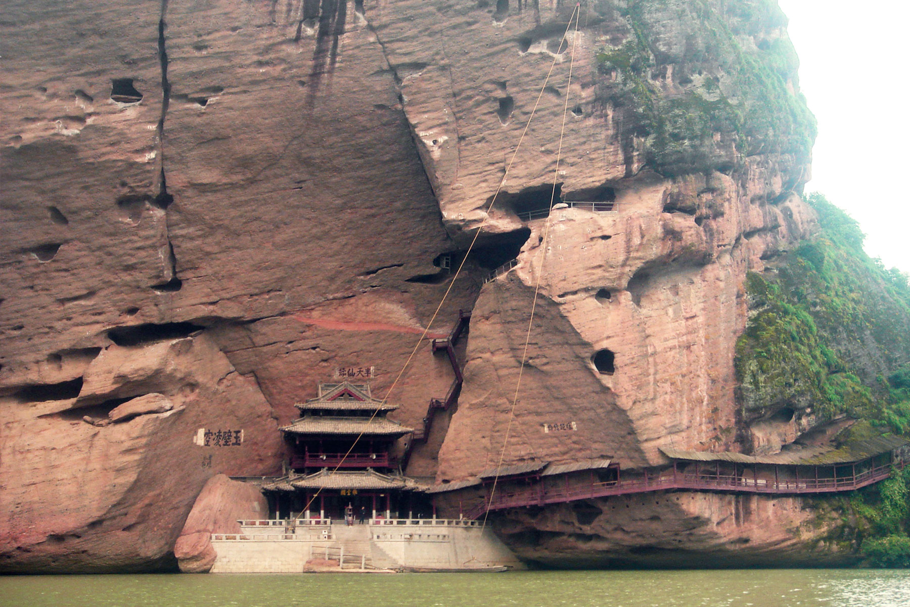 The many mountains of Longhusan are home to ancient temples, cave systems and historic sites including the hanging burial grounds of the Guyue people 