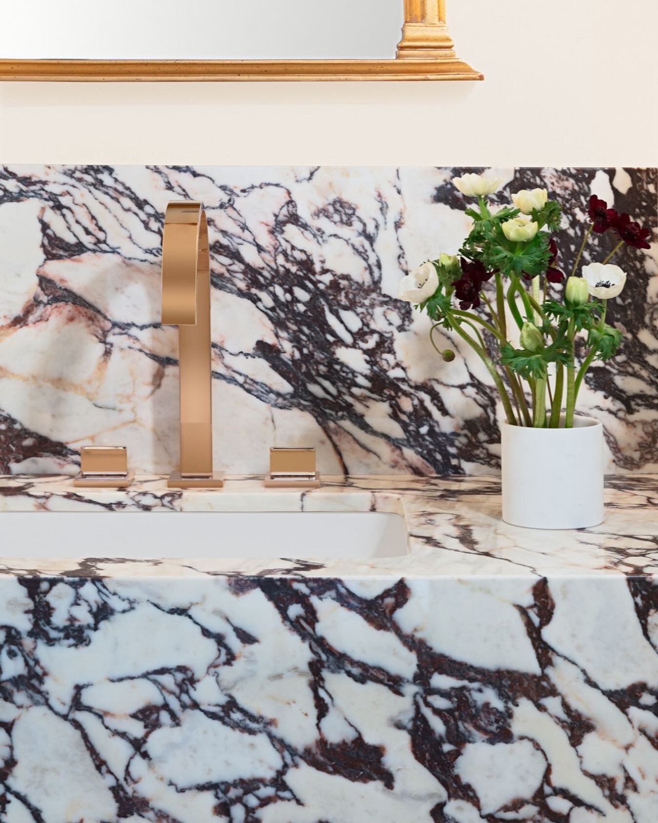 Calacatta Viola has been my latest stone obsession. Originating from the oldest quarry in Italy, its deep coloration creates bold movement and is truly an art piece from the greatest artist of them all, Mother Earth. 🌏
.
.
Image found via:  @artisti