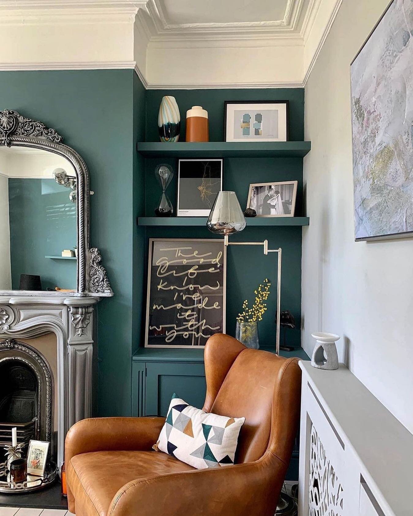 Color contrast study. @farrowandball #InchyraBlue and #CornforthWhite along w the caramel leather chair? Melt in your mouth yummy 
.
Space by: @welcome_to_no.1
Found via: @Patrick_ODonnell_fb
.
.
.

#interiordesigner #interiordesign #architecturedesi