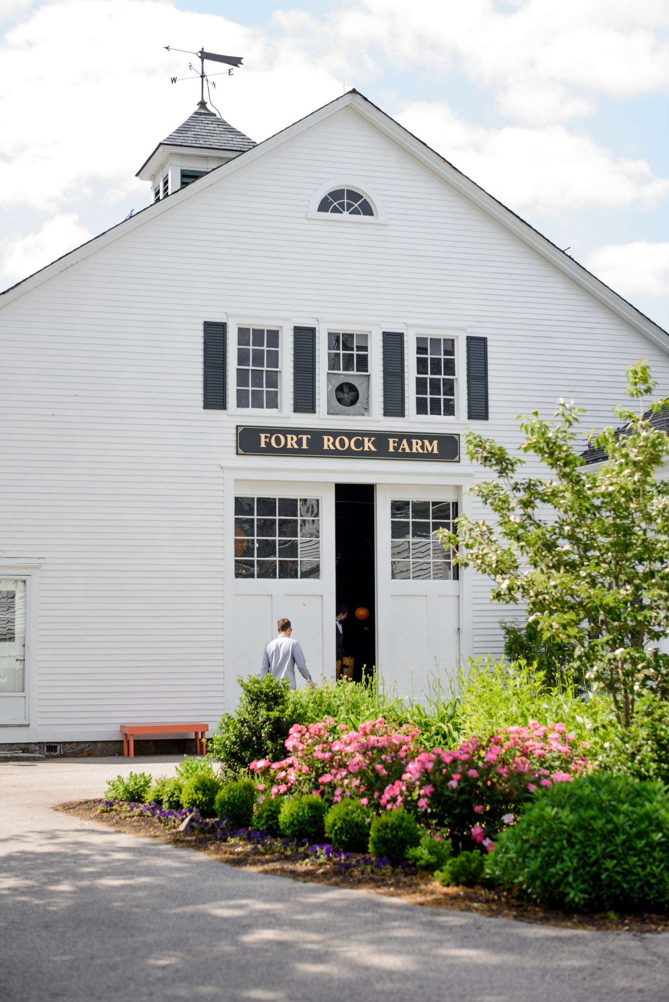 fort rock farm wedding venue photos outside in the summer
