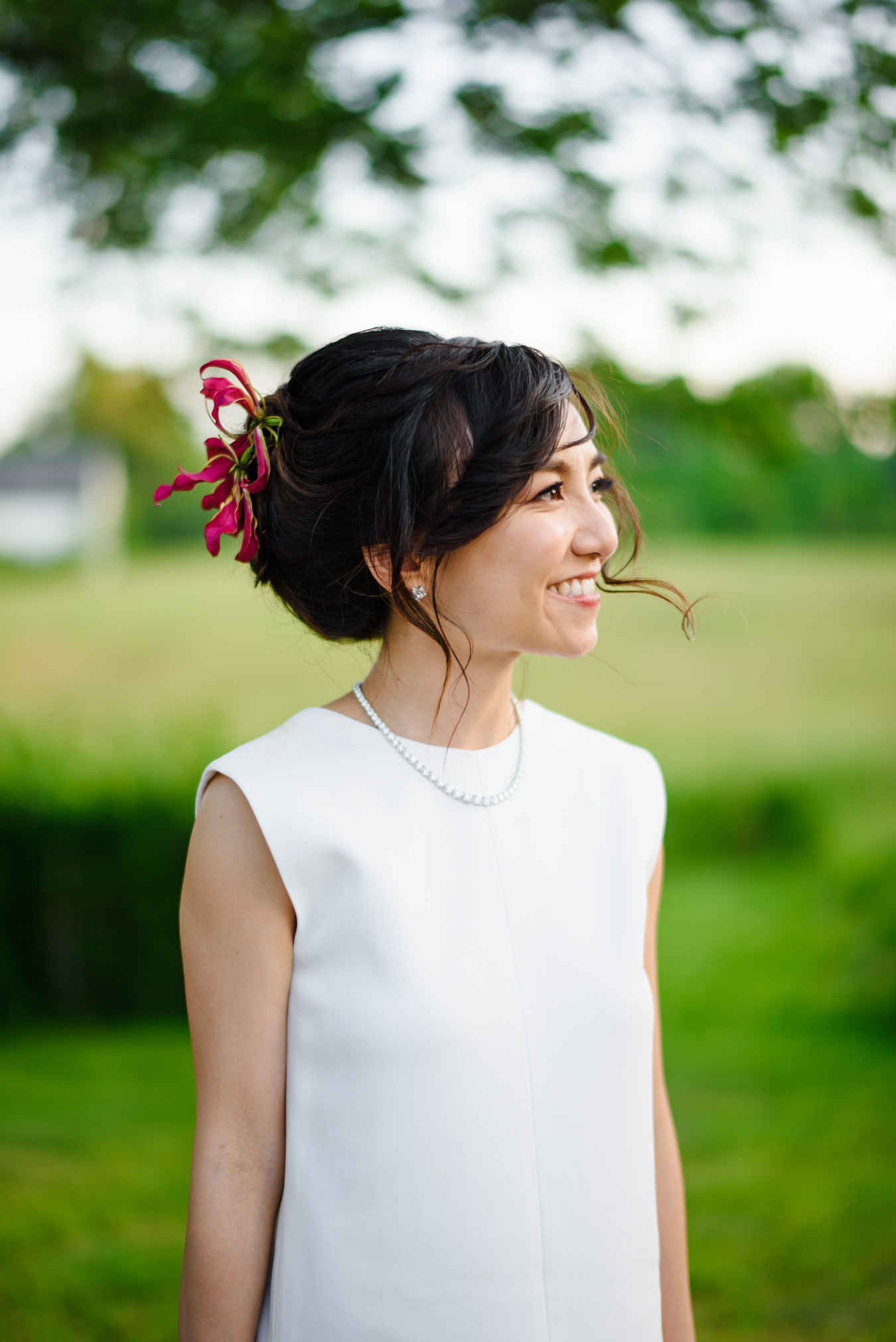 lovely stylish bride in new hampshire outdoors