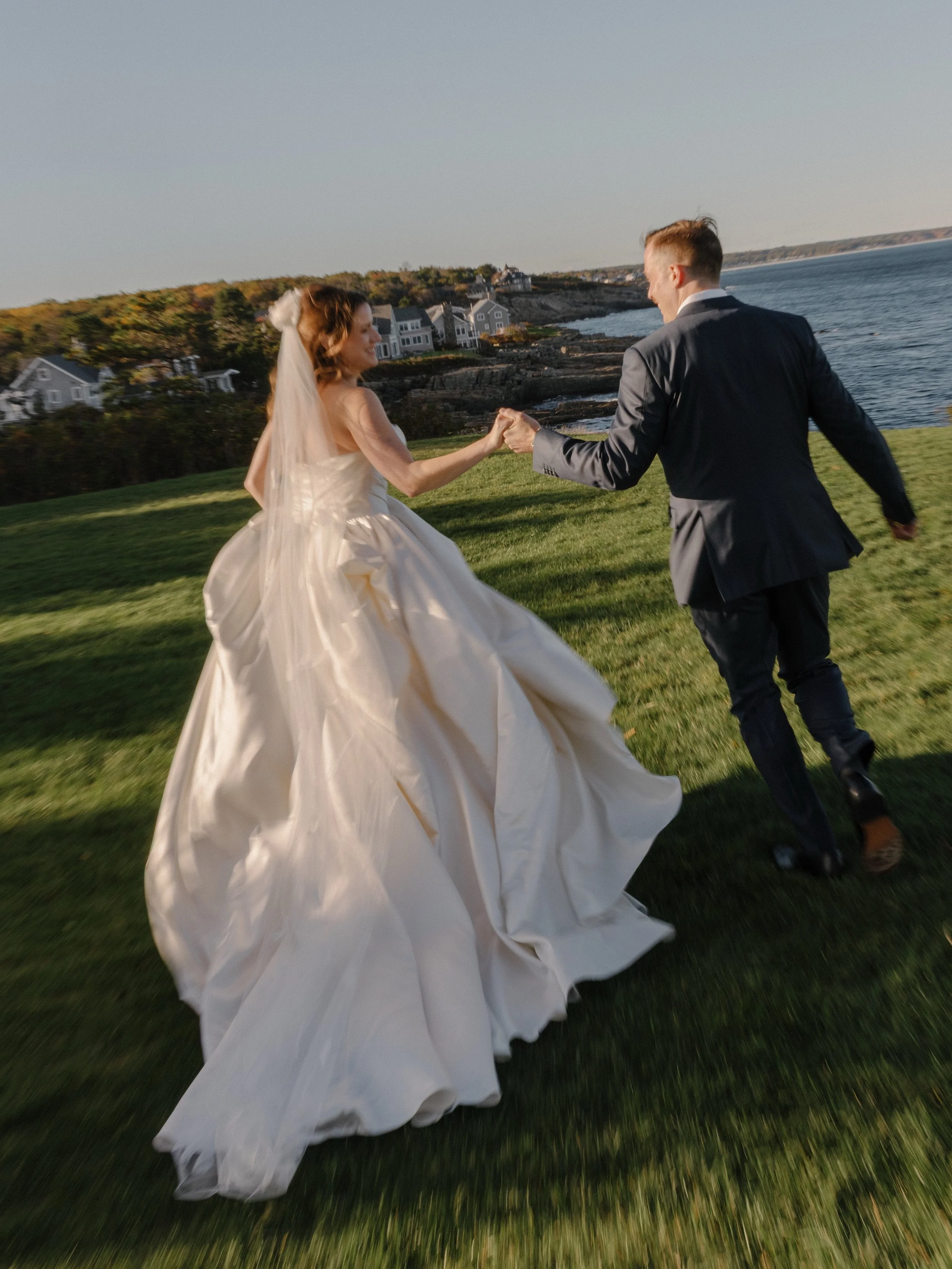 Miranda &amp; Ryan

Coordination | @breadandblossomevents 
Venue | @cliffhousemaine 
Florist | @dandyramfarm 
Entertainment @mixluxevents 
HMU @kwglam_ 
Cake | @bearbrookbakery