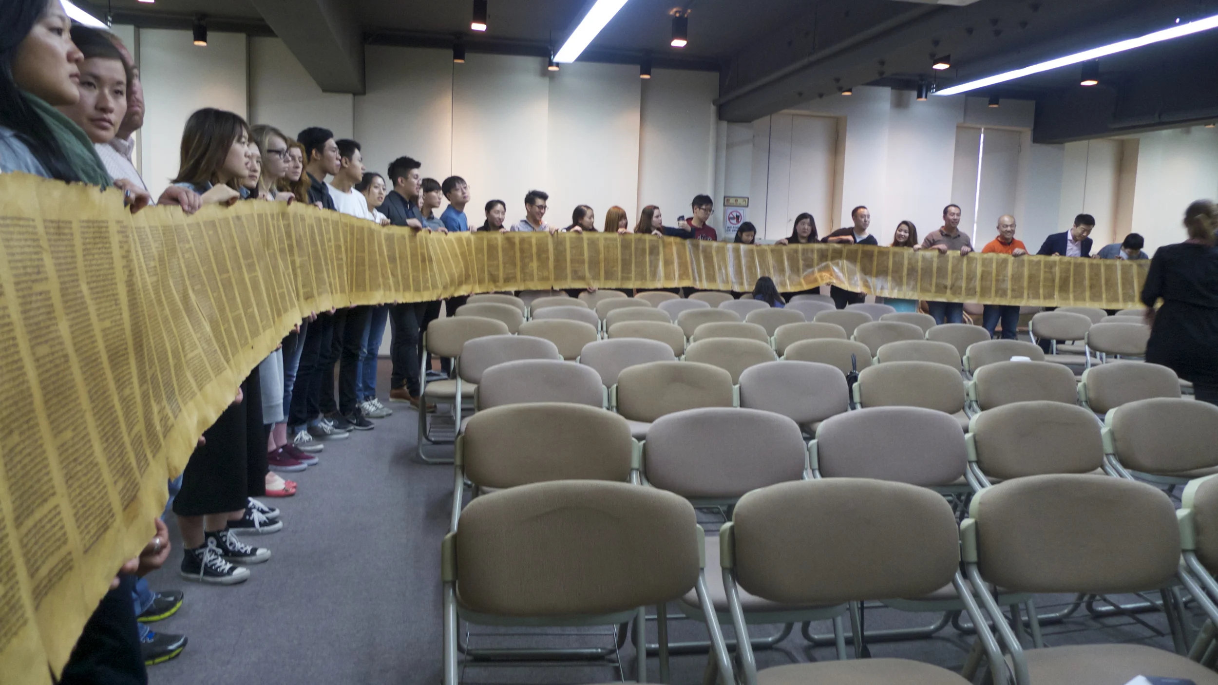 The audience participated in holding the entirety of the Torah scroll