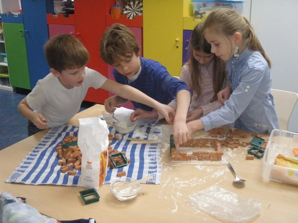 huis metselen 4 kinderen met DTT erachter.jpg