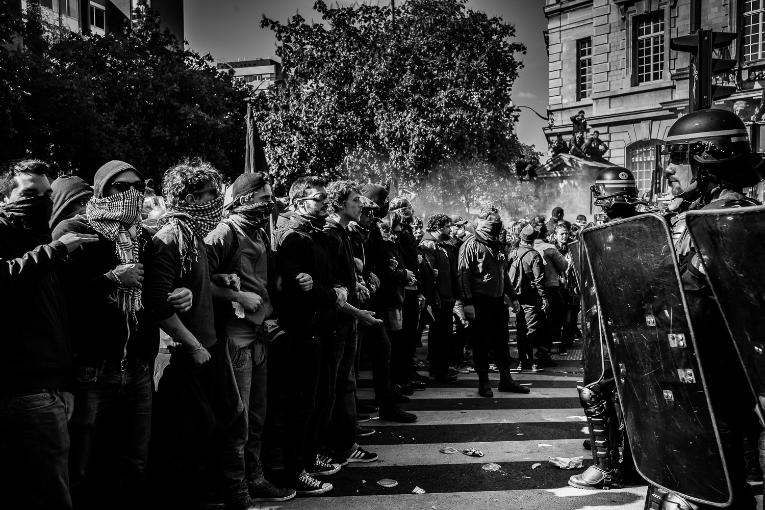 Protesters and the CRS facing-off when the police starts to make a move on the crowd.