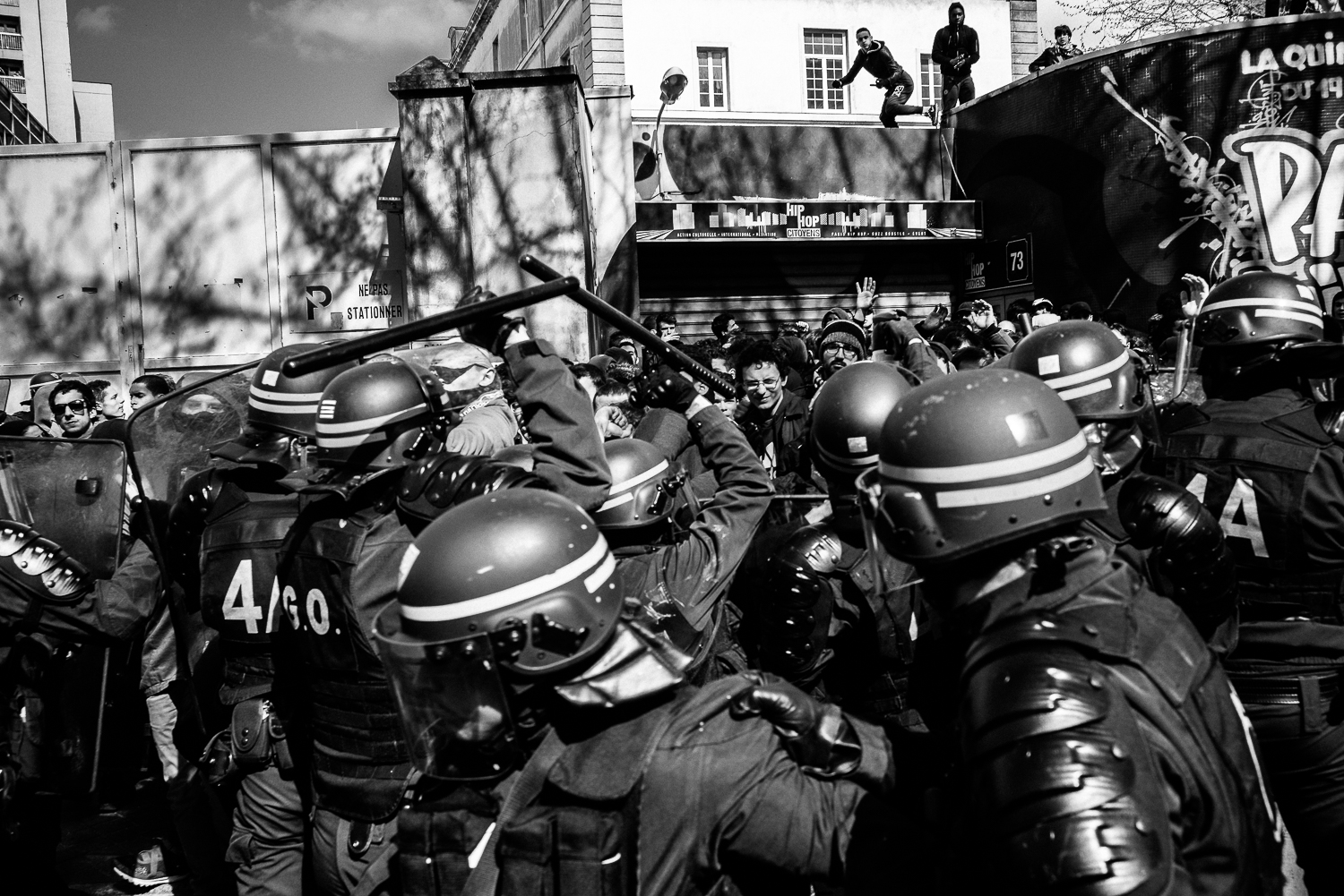 As the tension reaching the tipping point, clashes soon broke out with the CRS trying to push the protesters into a corner before apprehending them.