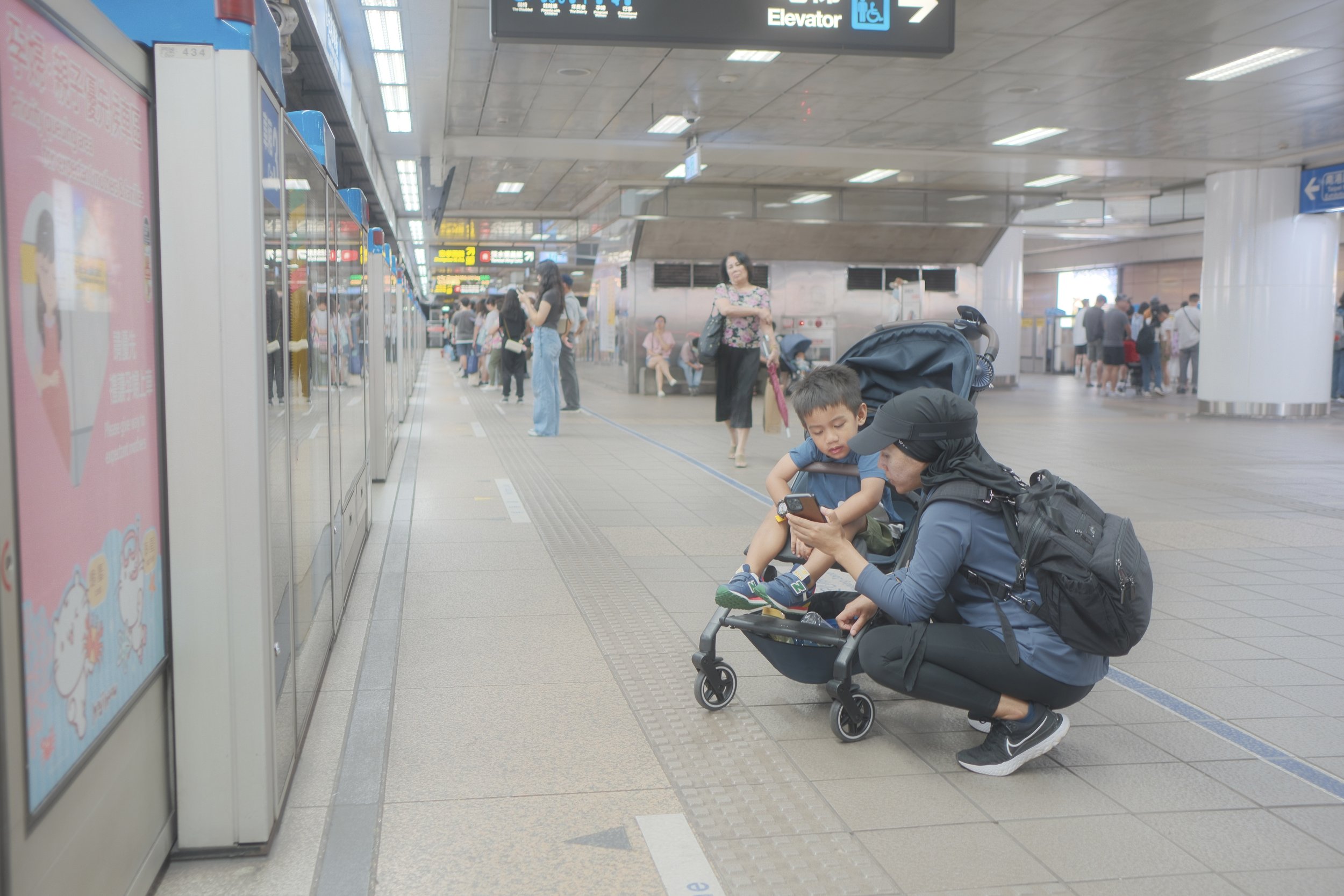  For an unknown reason, train rides in Taipei form a large part of our precious memories from the trip. 