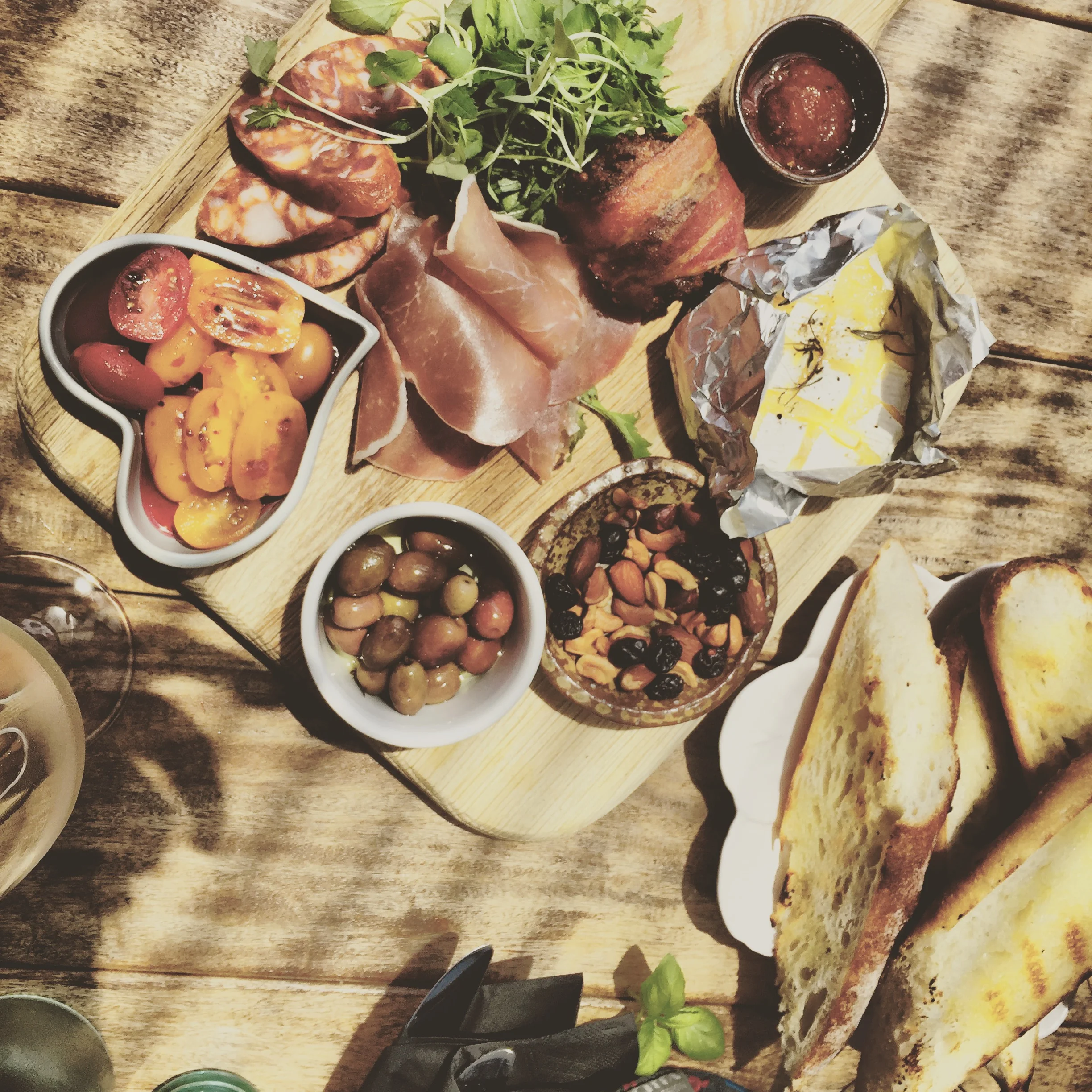 FOOD AND WINE TOUR OF WAIHEKE ISLAND