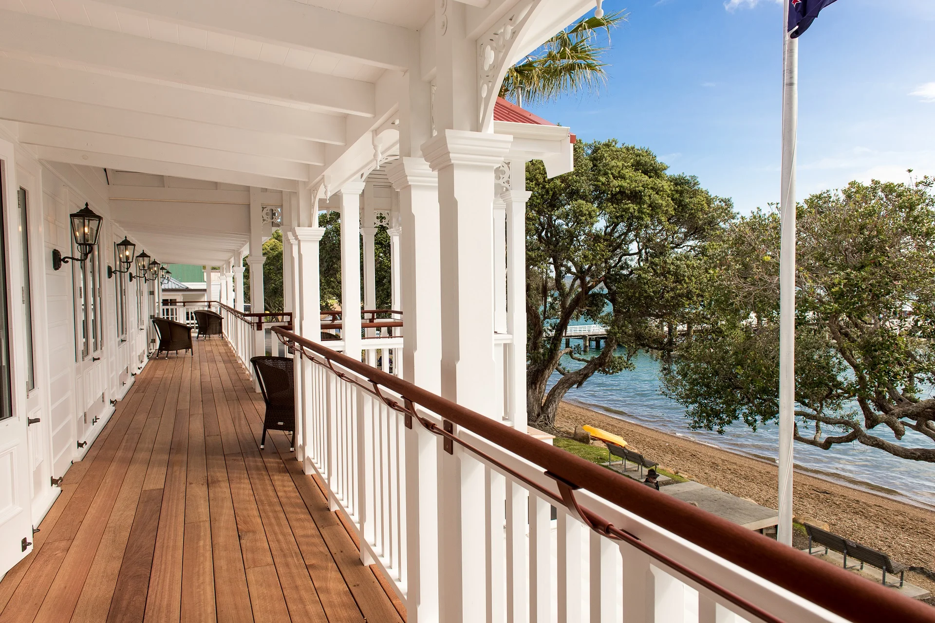 WATERFRONT ROOM