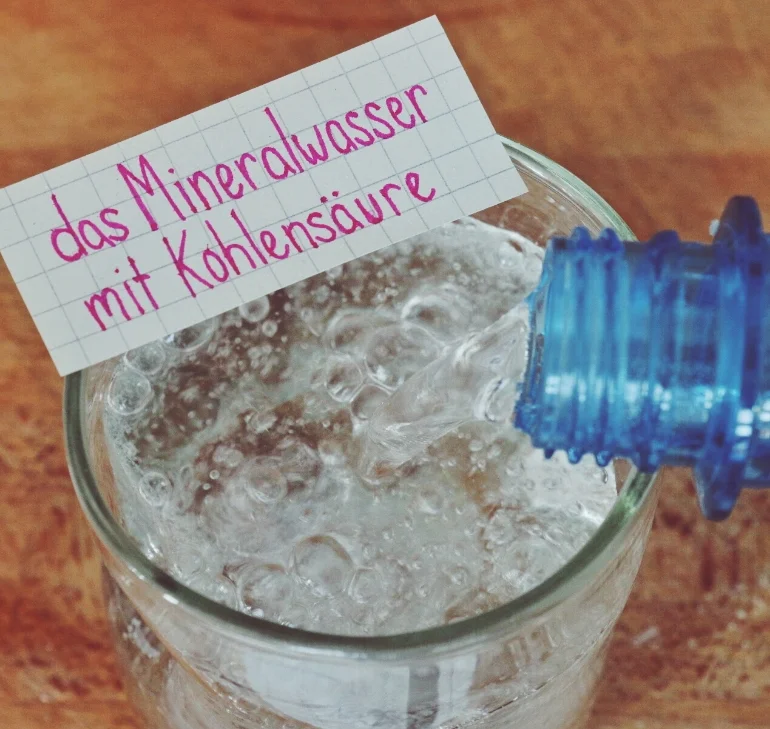 das Mineralwasser mit Kohlensäure