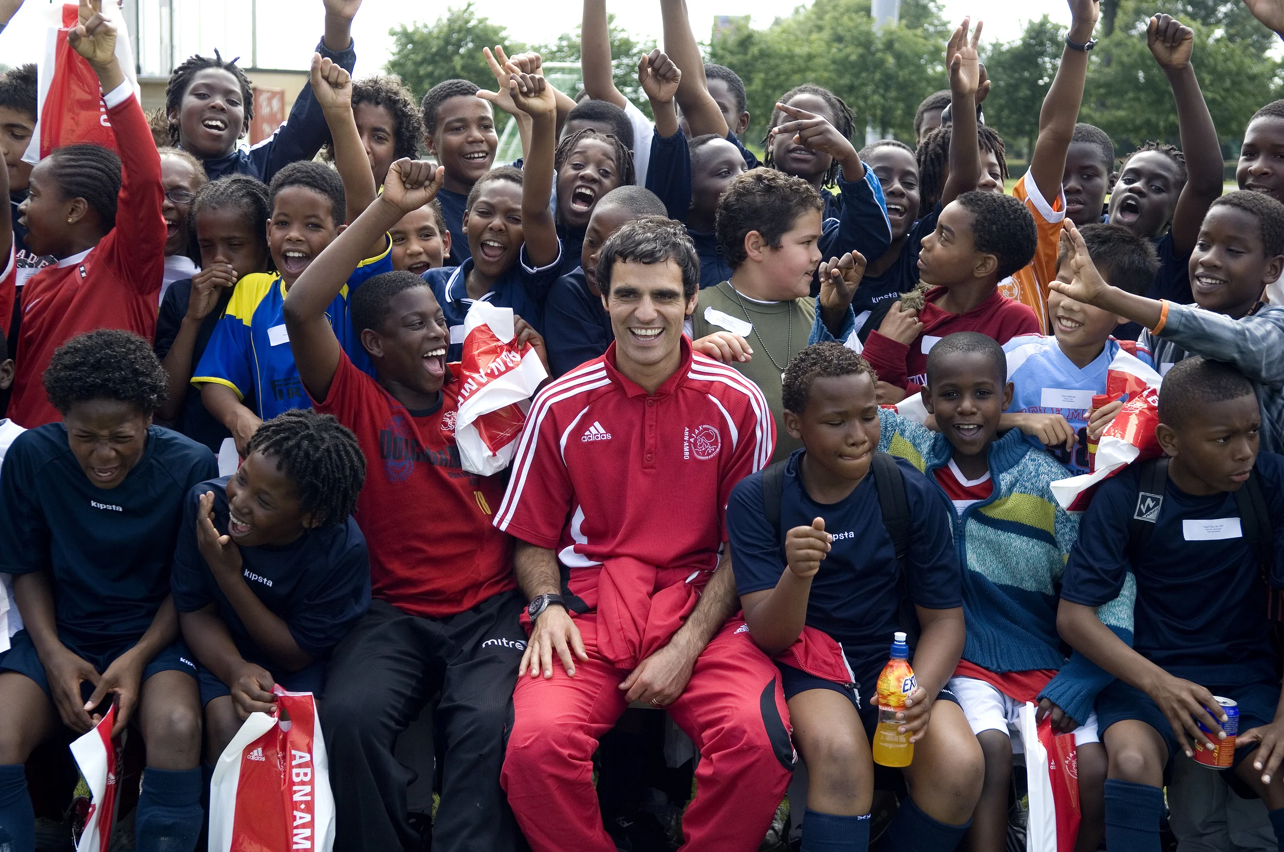 Ajacied Perez gaf vanmiddag een voetbalclinic voor de jeugd van Amsterdam Zuid Oost. Dit naar aanleiding van discriminerende uitlatingen tegen een grensrechter tijdens een wedstrijd eerder dit seizoen. Perez werd door zijn uitspraak veroordeeld tot 5 wedstrijden schorsing en een geldboete van 12.000 euro.