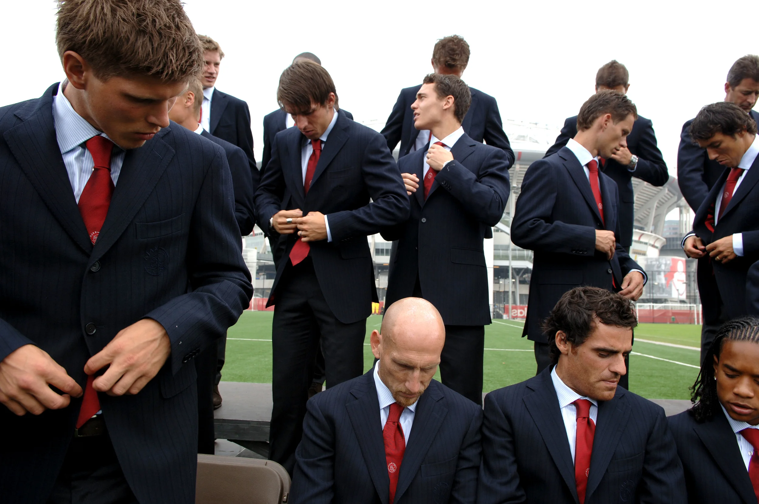 De selectie van Ajax bereidt zich voor op de jaarlijkse elftalfoto.