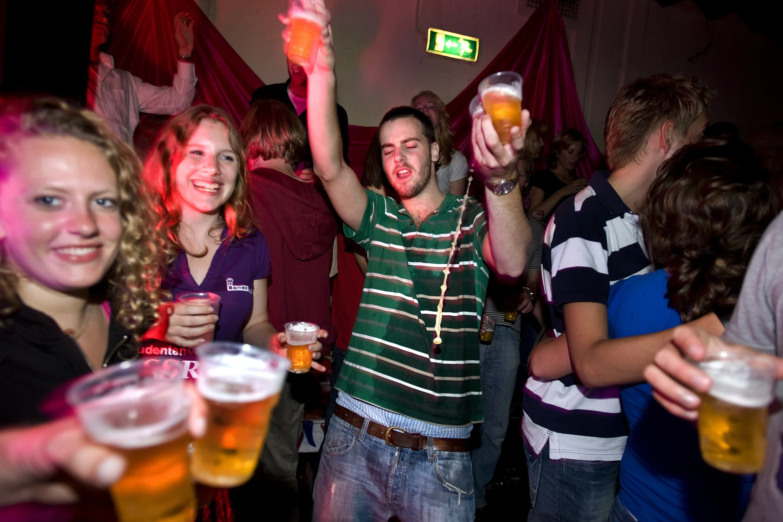 Nieuwe lichting studenten op kroegentocht bij studentenverenigingen in Amsterdam.