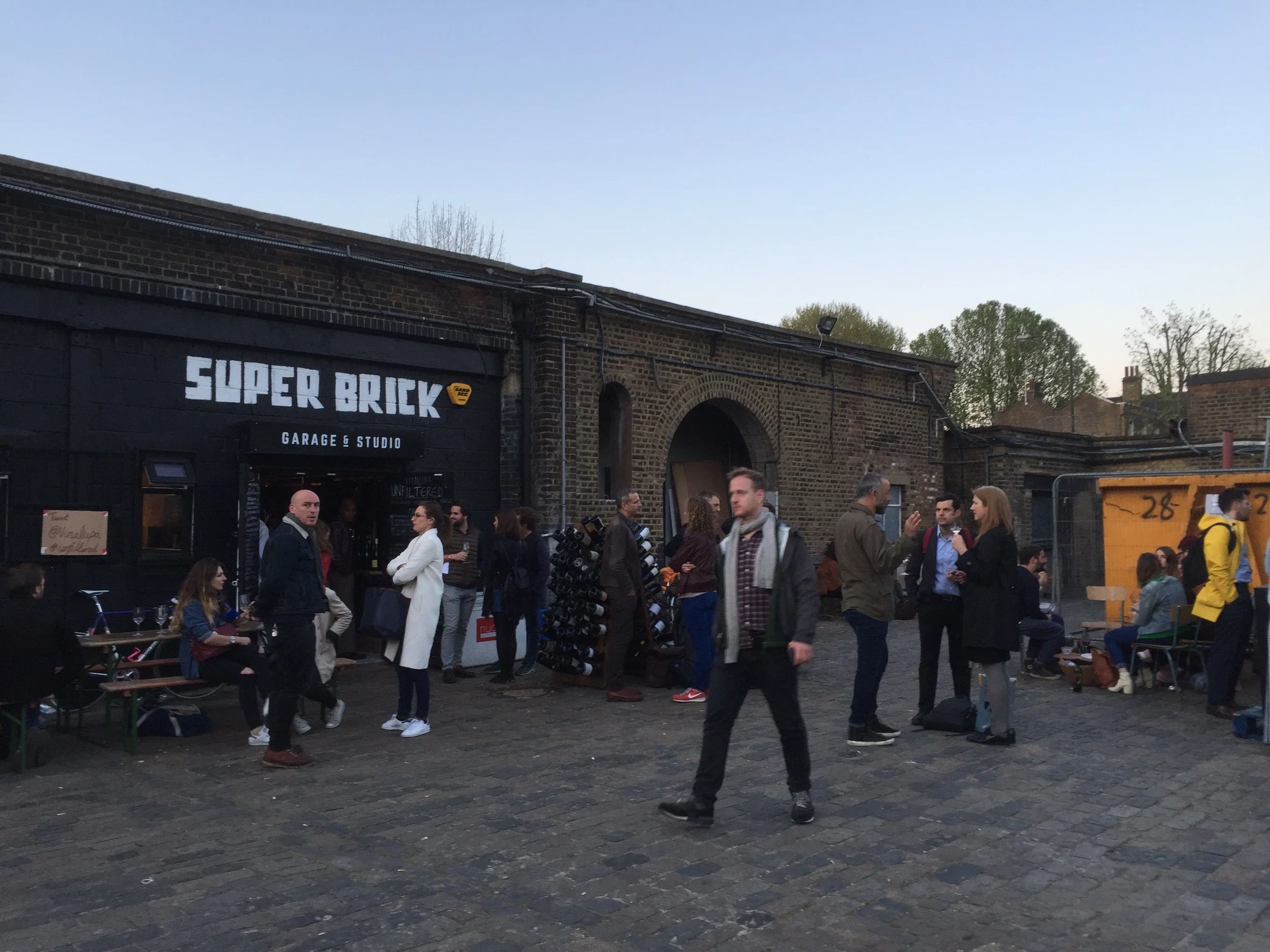 Busy balmy start to the night. Mon 16 May 2016.