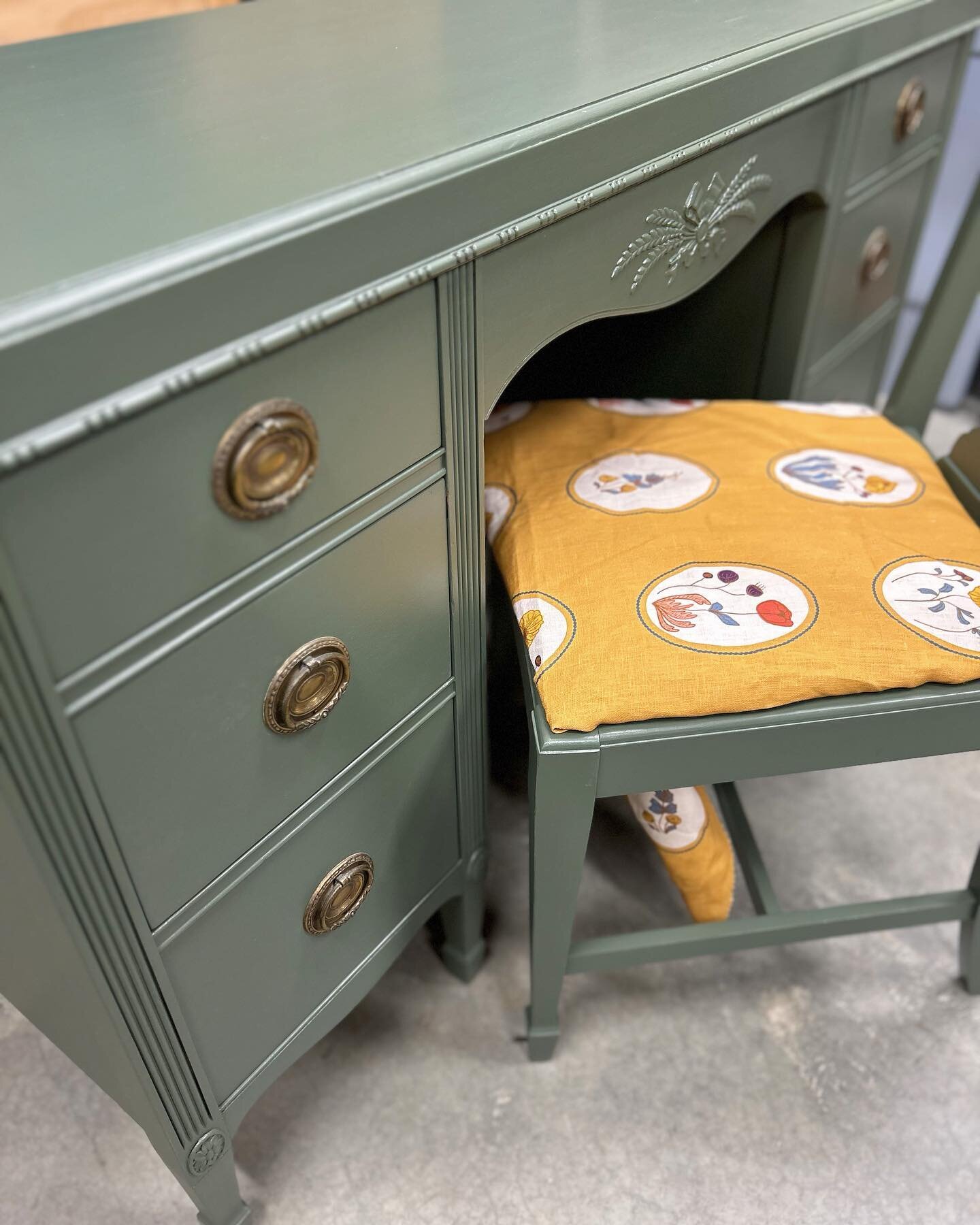 A free desk and chair from facebook, refinished by @boxwoodandpaisley, just hits harder than anything brand new.

Next up: cover the seat in a favorite @kristy_stafford design.