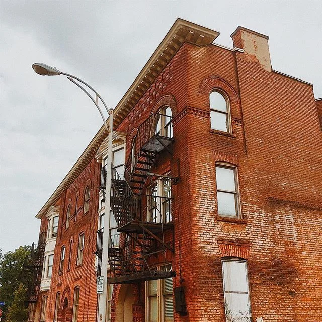 Back in the city feeling those gritty urban vibes from just a century gone by, or so. #explorerochester #roctopshots #rochesterny #igersrochester #newyork #ispyny #iloveny #historic #preservation #architecture #brick #texture #fireescape #thisplacema