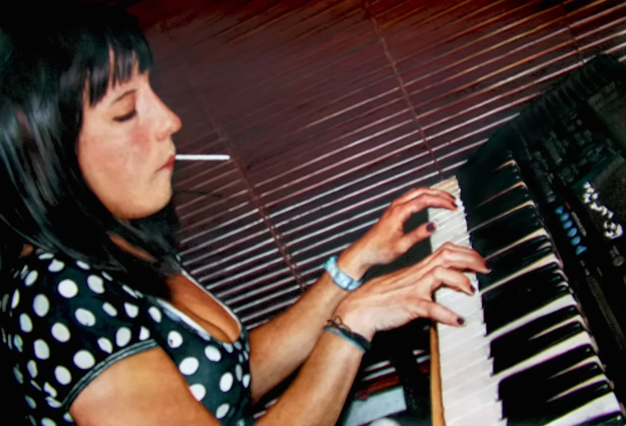  María Angélica playing the piano.&nbsp; Watercolor on paper .&nbsp; &nbsp;24 x 37 cms. 2007  